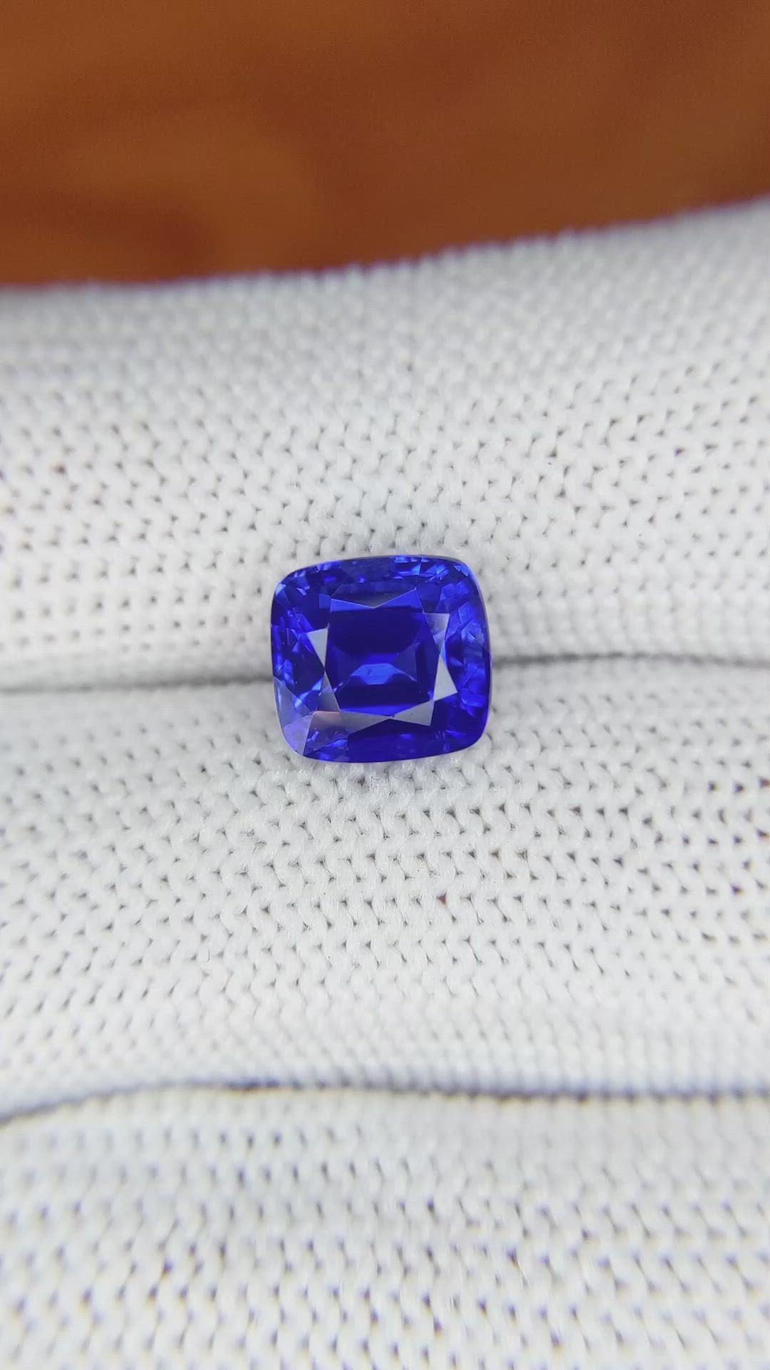3.53 Ct. Blue Sapphire from Ceylon (Sri Lanka) Size Video