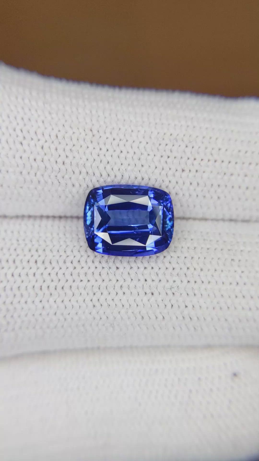 4.23 Ct. Blue Sapphire from Ceylon (Sri Lanka) Size Video