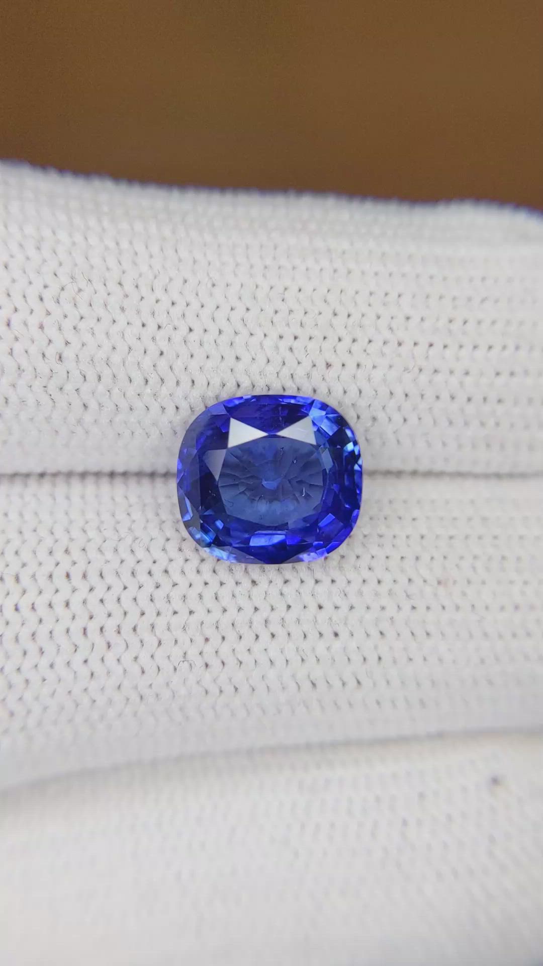 3.98 Ct. Blue Sapphire from Ceylon (Sri Lanka) Size Video