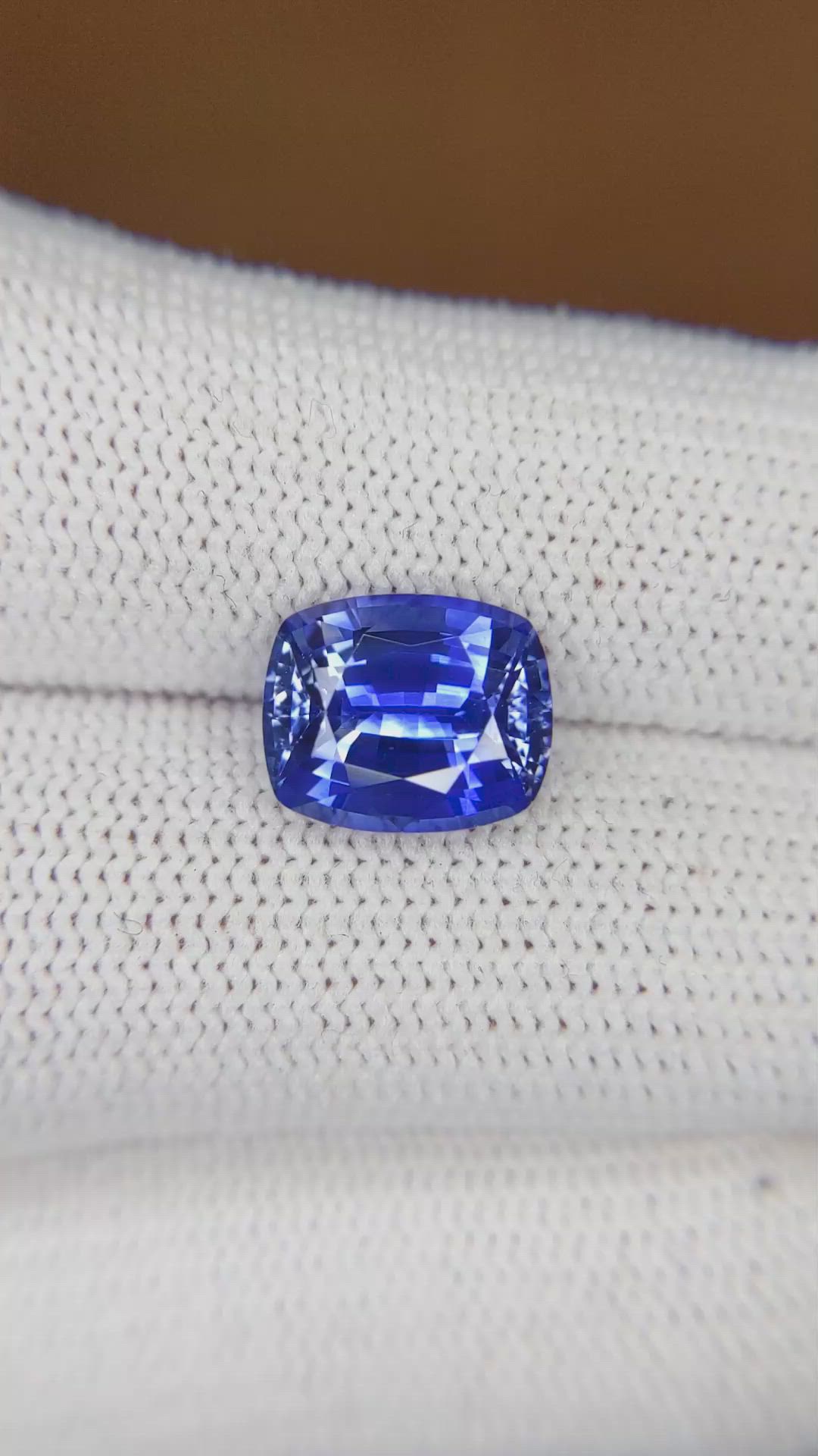 4.20 Ct. Blue Sapphire from Ceylon (Sri Lanka) Size Video