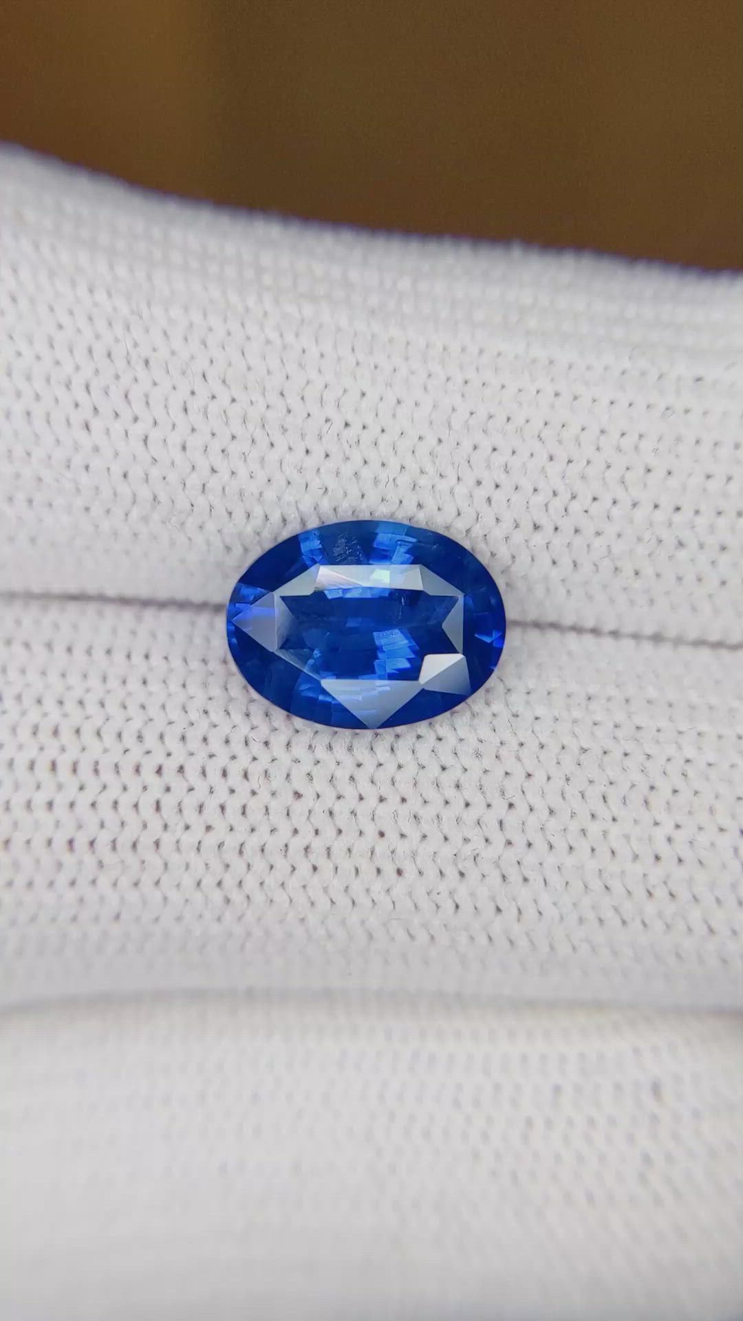 3.59 Ct. Blue Sapphire from Ceylon (Sri Lanka) Size Video