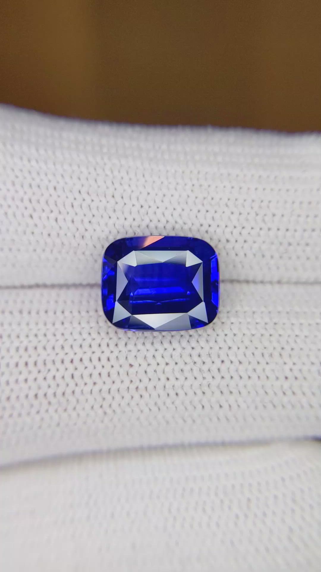 5.60 Ct. Blue Sapphire from Ceylon (Sri Lanka) Size Video