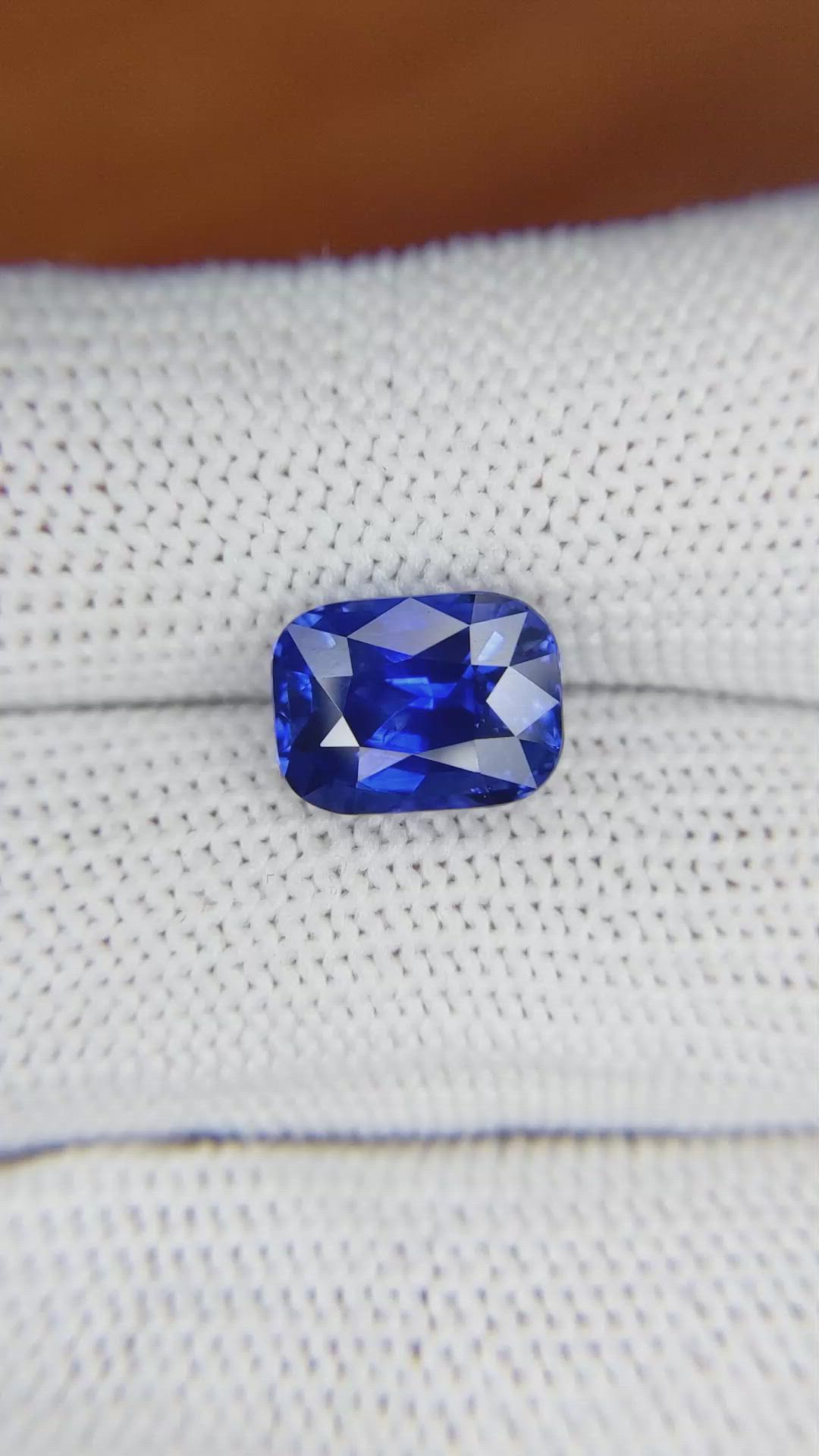 4.61 Ct. Blue Sapphire from Ceylon (Sri Lanka) Size Video