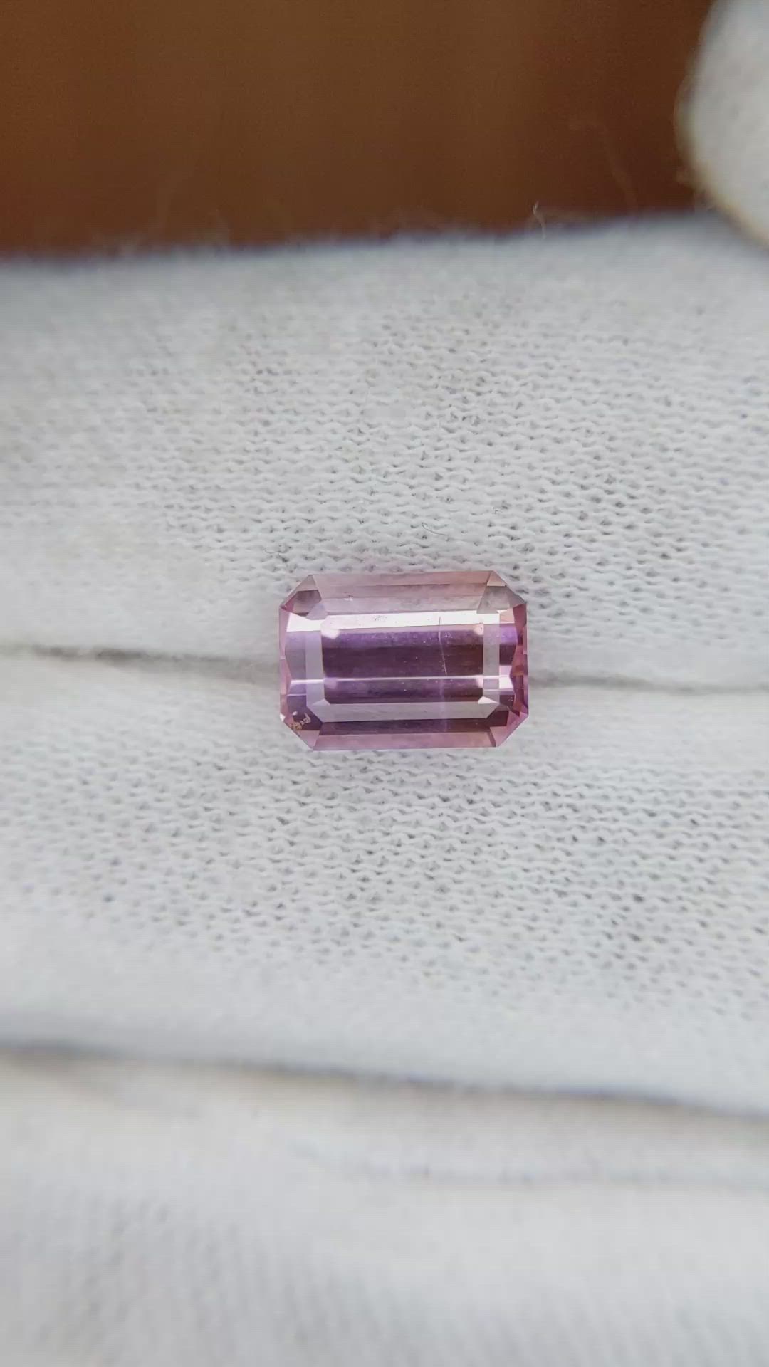 3.95 Ct. Bi Color Sapphire from Ceylon (Sri Lanka) Size Video