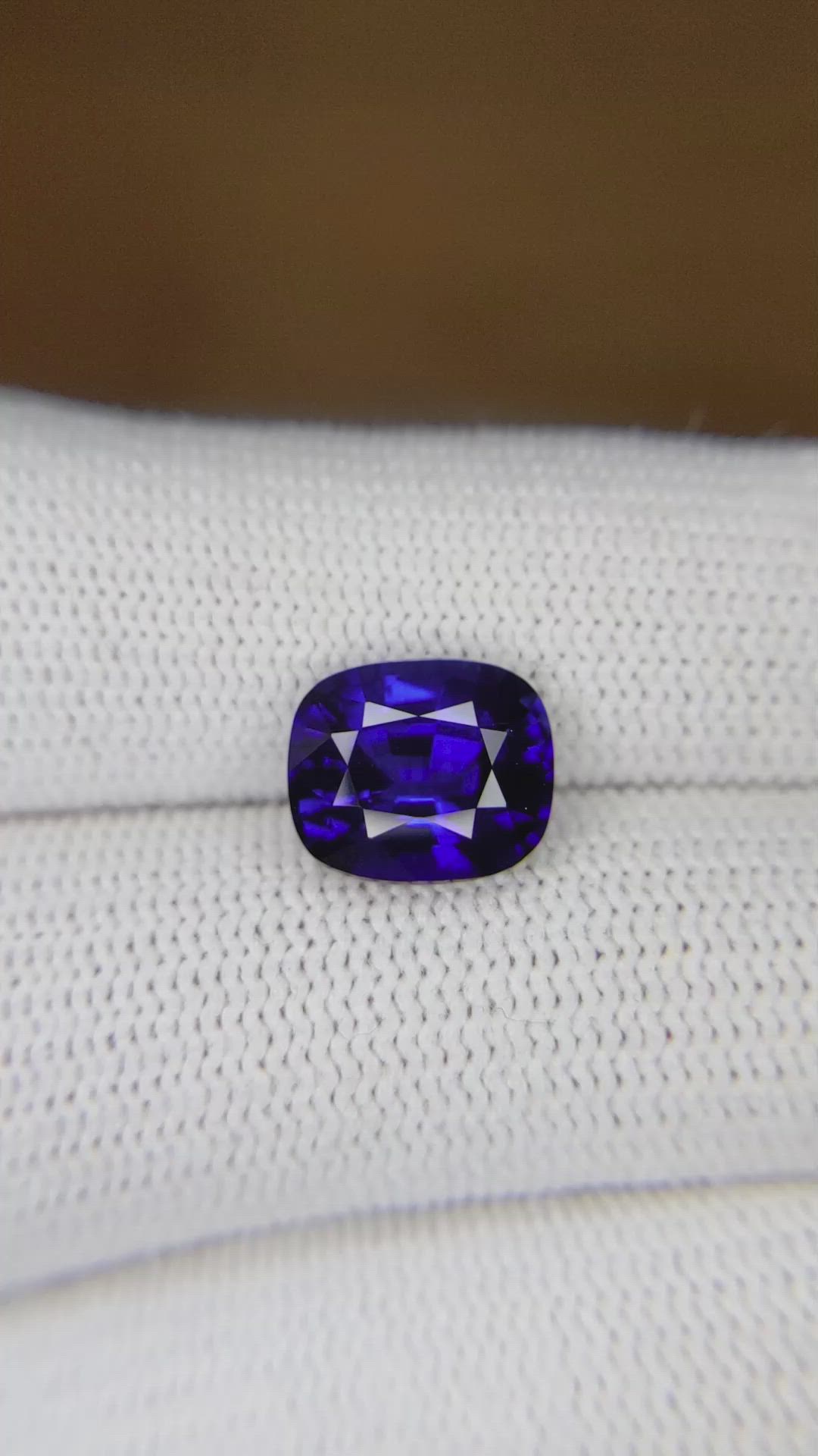 4.03 Ct. Blue Sapphire from Ceylon (Sri Lanka) Size Video