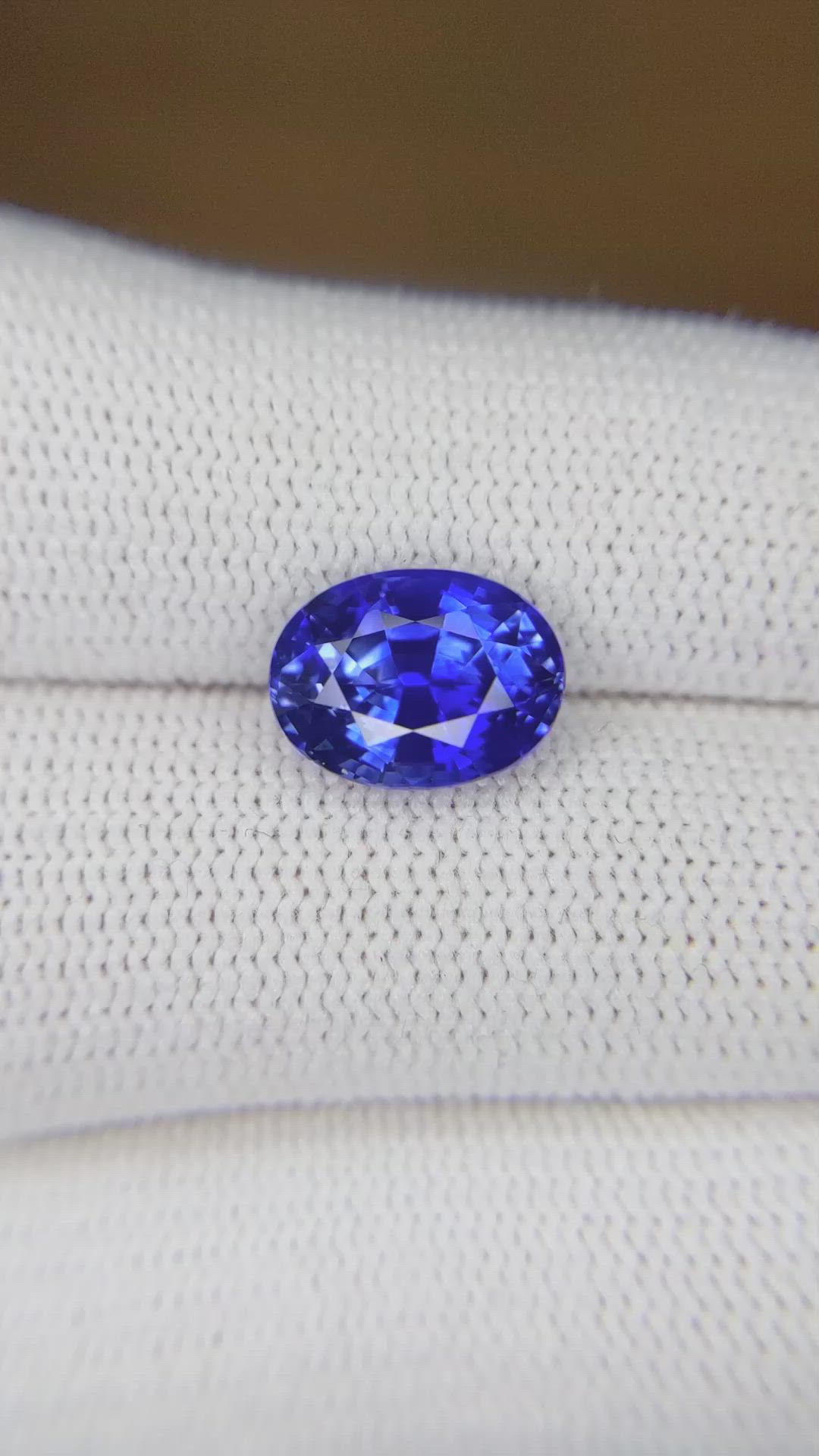 4.04 Ct. Blue Sapphire from Ceylon (Sri Lanka) Size Video
