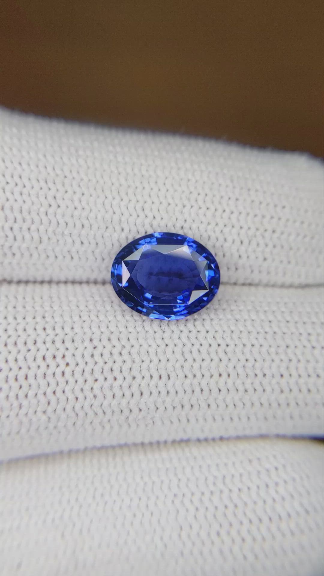 2.71 Ct. Blue Sapphire from Ceylon (Sri Lanka) Size Video