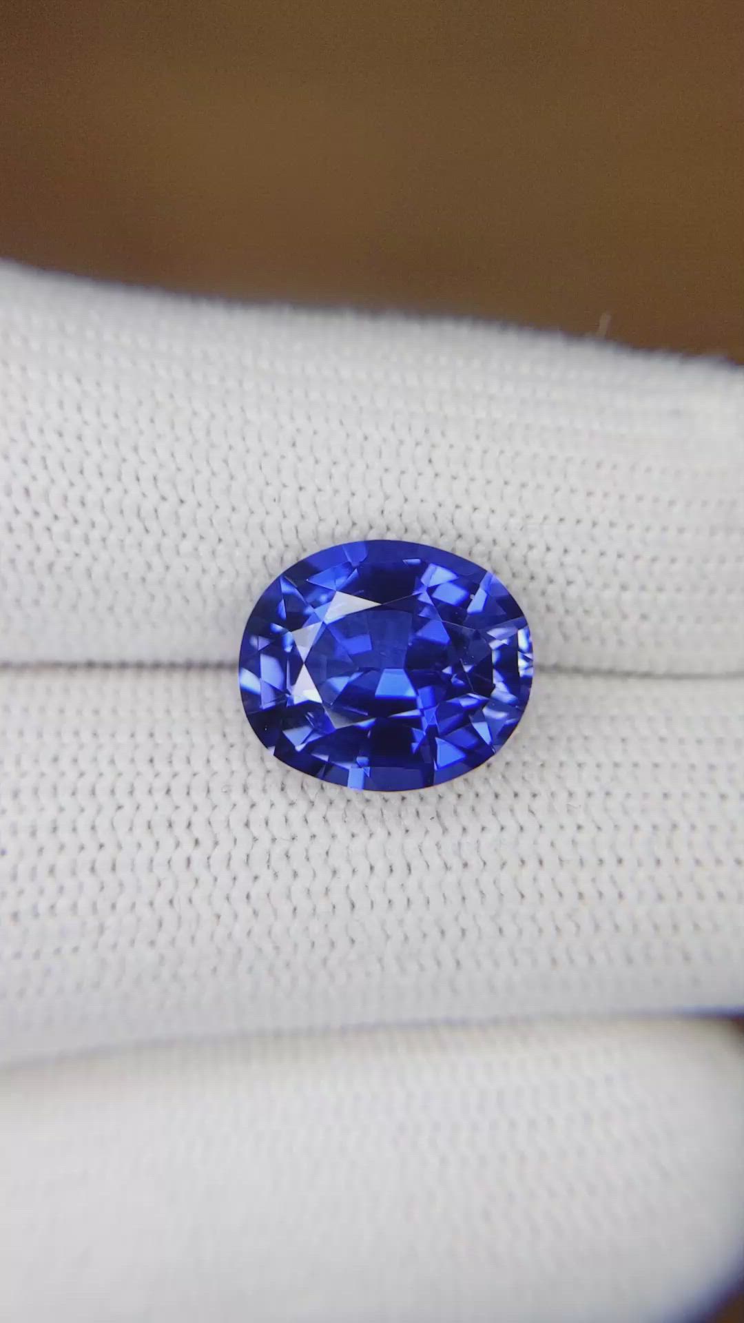 5.76 Ct. Blue Sapphire from Ceylon (Sri Lanka) Size Video