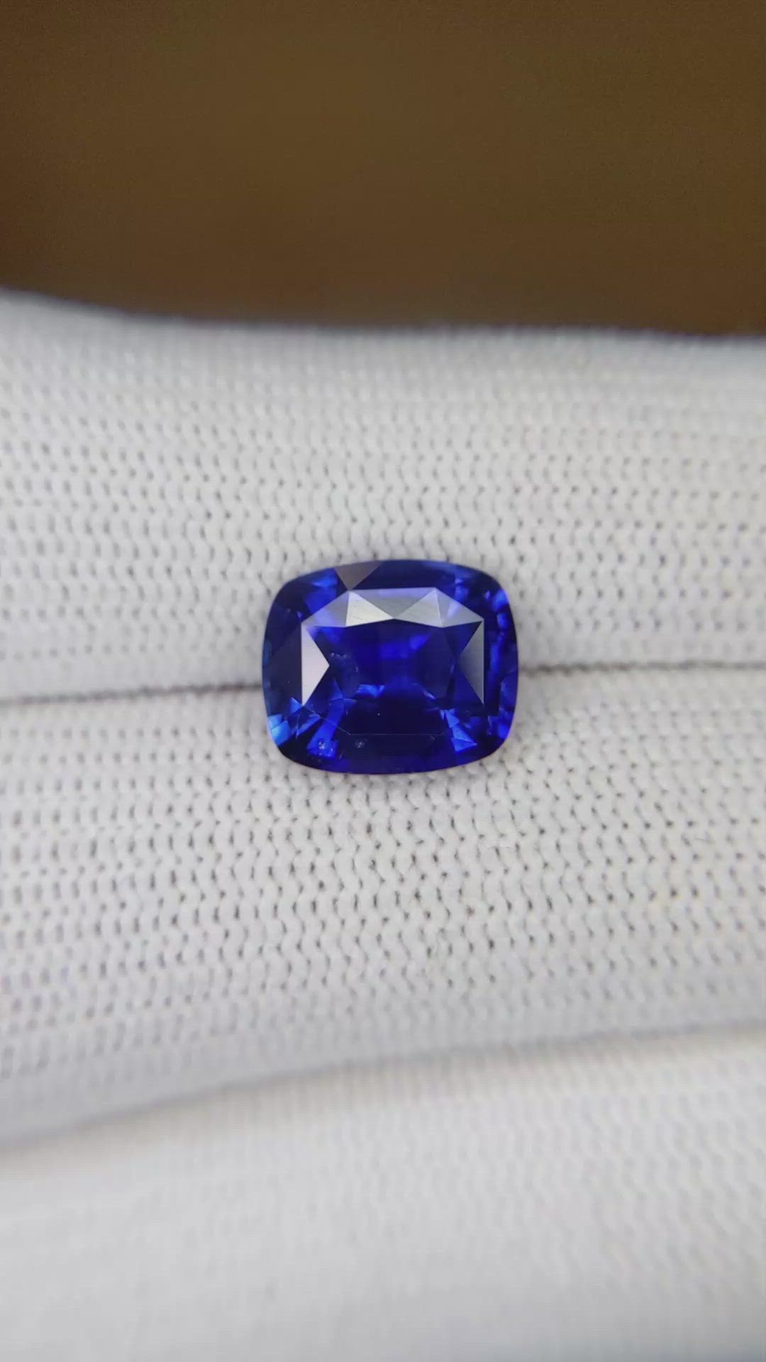 4.07 Ct. Blue Sapphire from Ceylon (Sri Lanka) Size Video