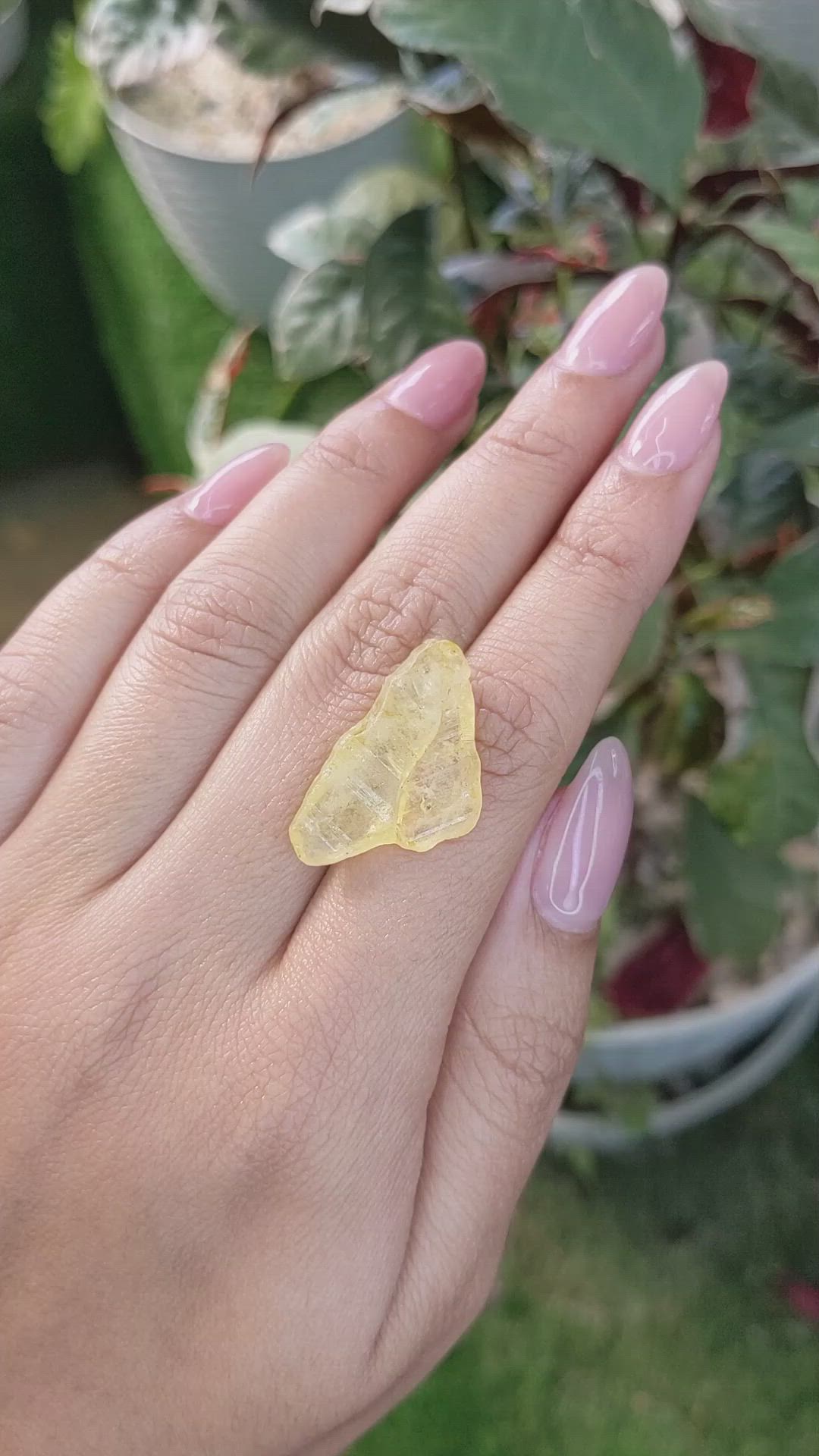 21.70 Ct. Yellow Sapphire Crystal from Ceylon (Sri Lanka) Size Video