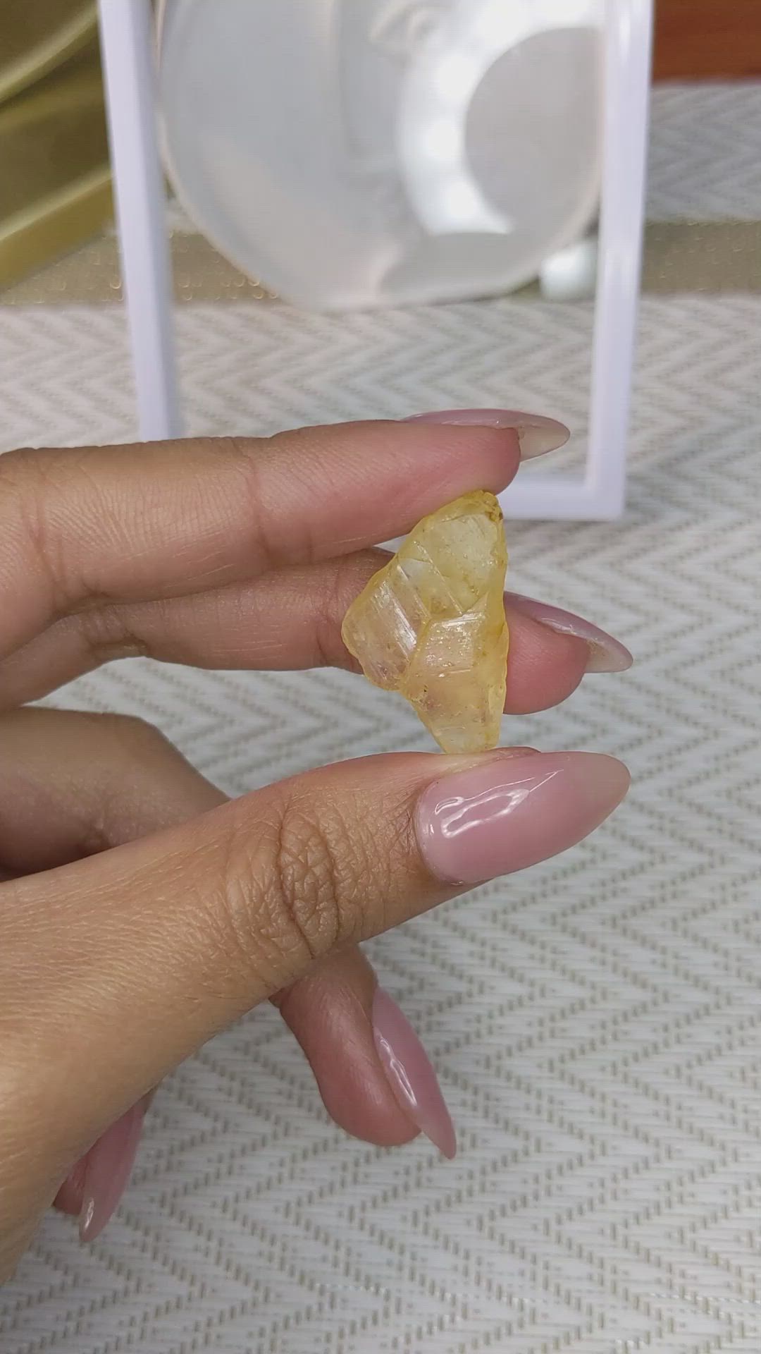 21.70 Ct. Yellow Sapphire Crystal from Ceylon (Sri Lanka) Size Video
