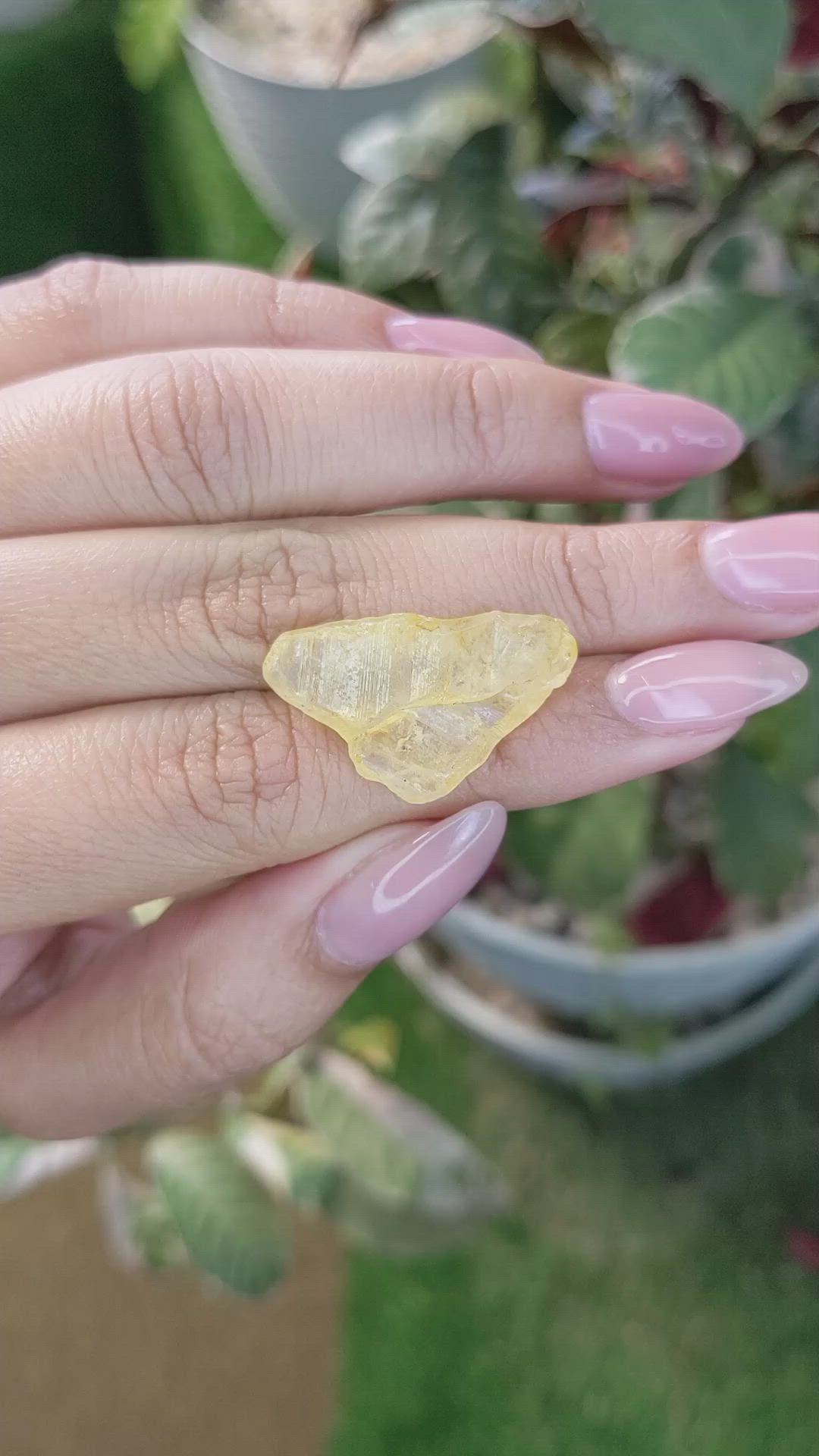 21.70 Ct. Yellow Sapphire Crystal from Ceylon (Sri Lanka) Size Video