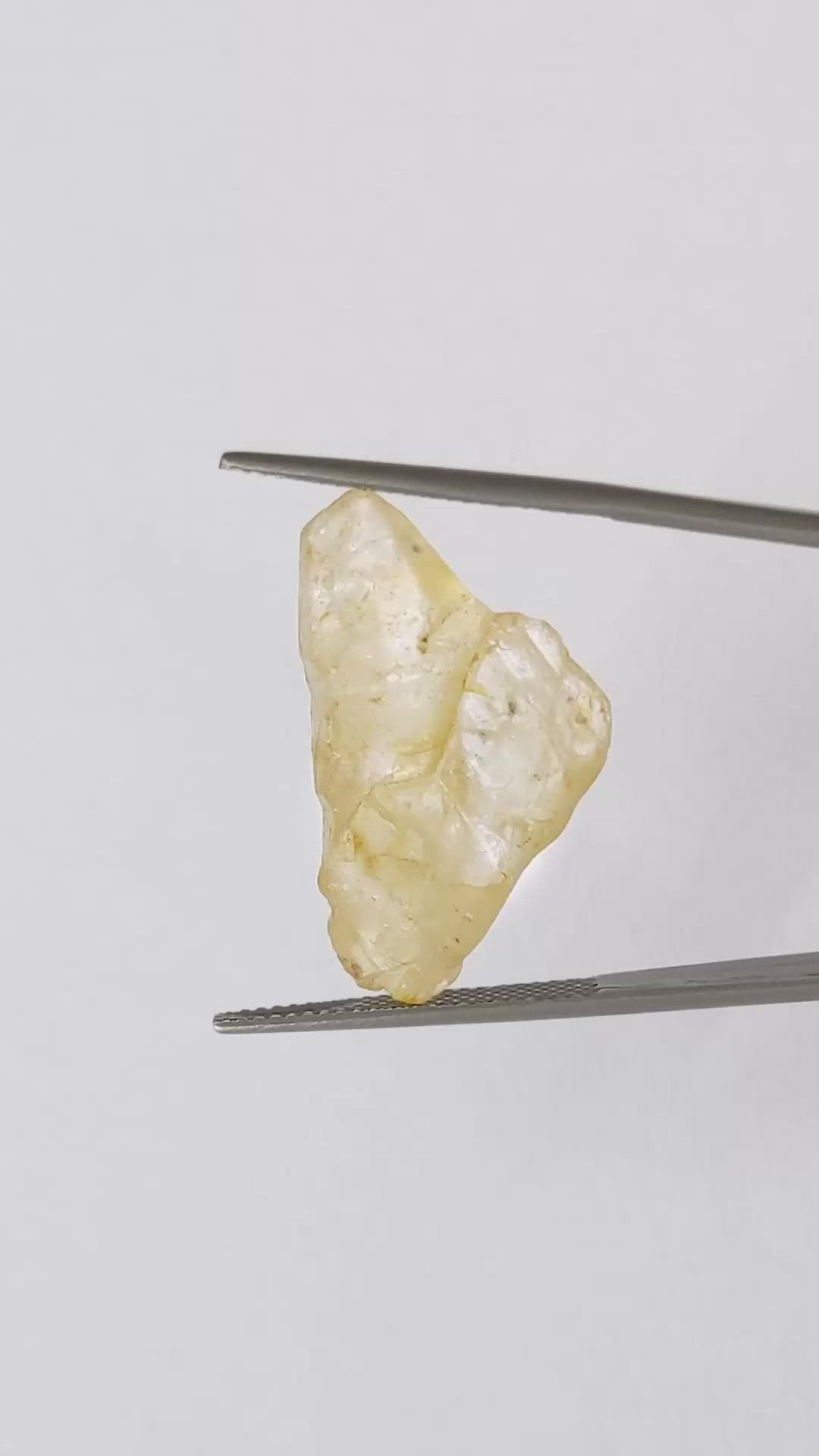 21.70 Ct. Yellow Sapphire Crystal from Ceylon (Sri Lanka) Size Video