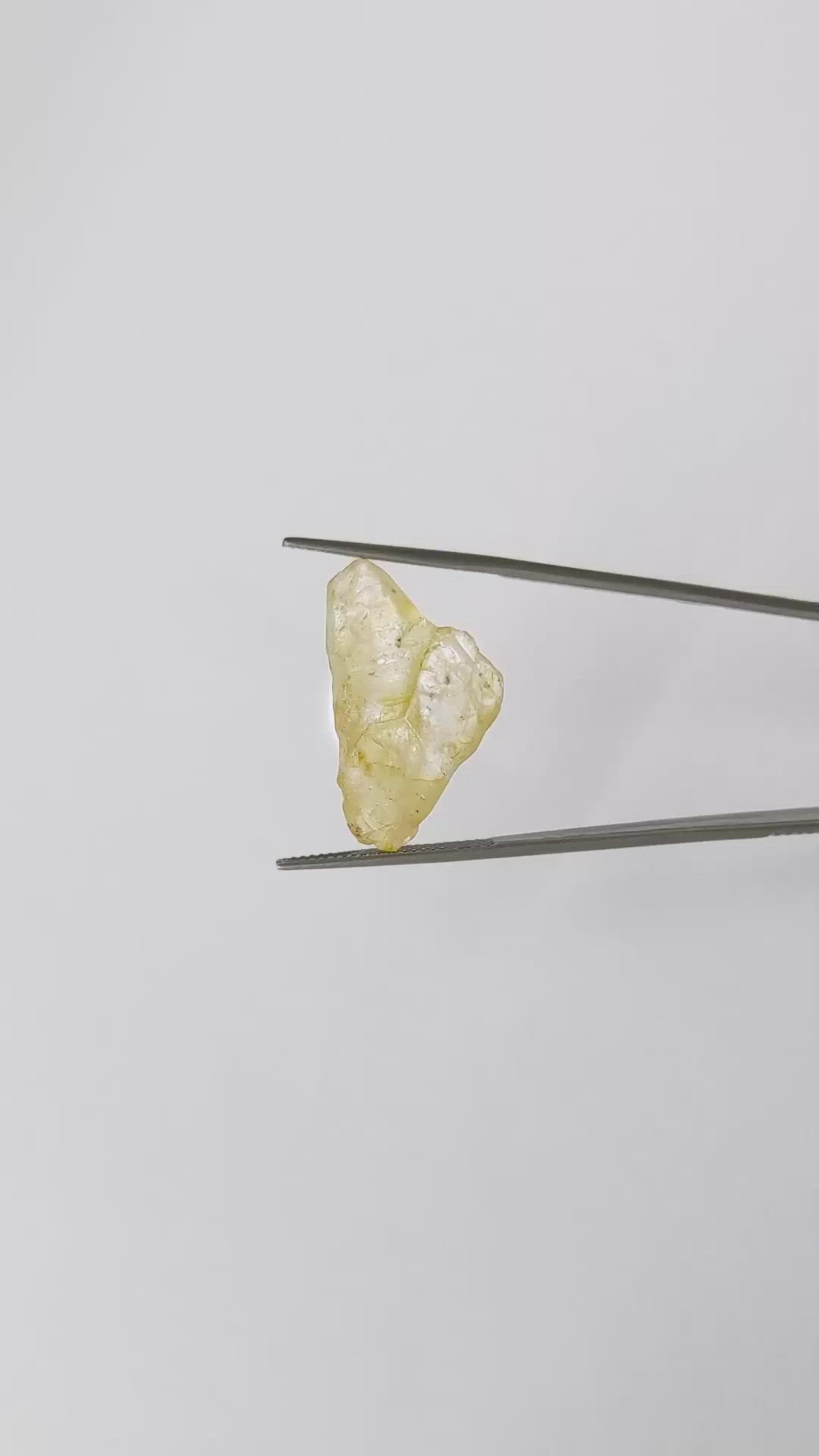 21.70 Ct. Yellow Sapphire Crystal from Ceylon (Sri Lanka) Size Video