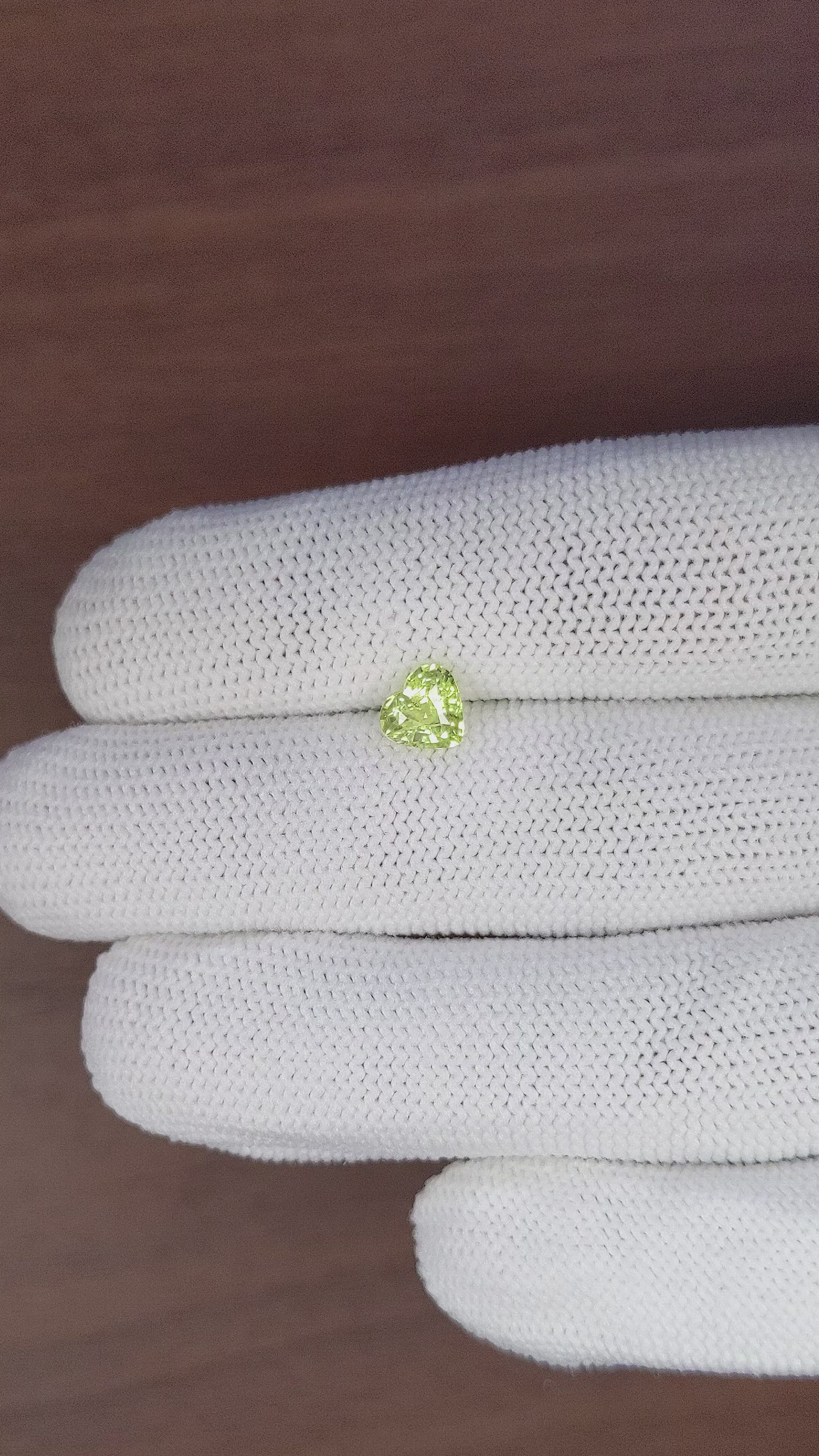 1.05 Ct. Yellowish Green Sapphire from Ceylon (Sri Lanka) Size Video