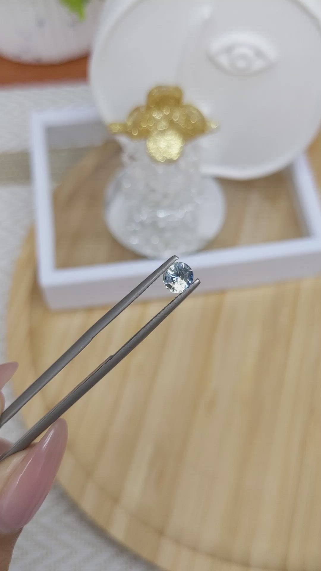 0.70 Ct. Bi Color / Parti Sapphire from Ceylon (Sri Lanka) Size Video