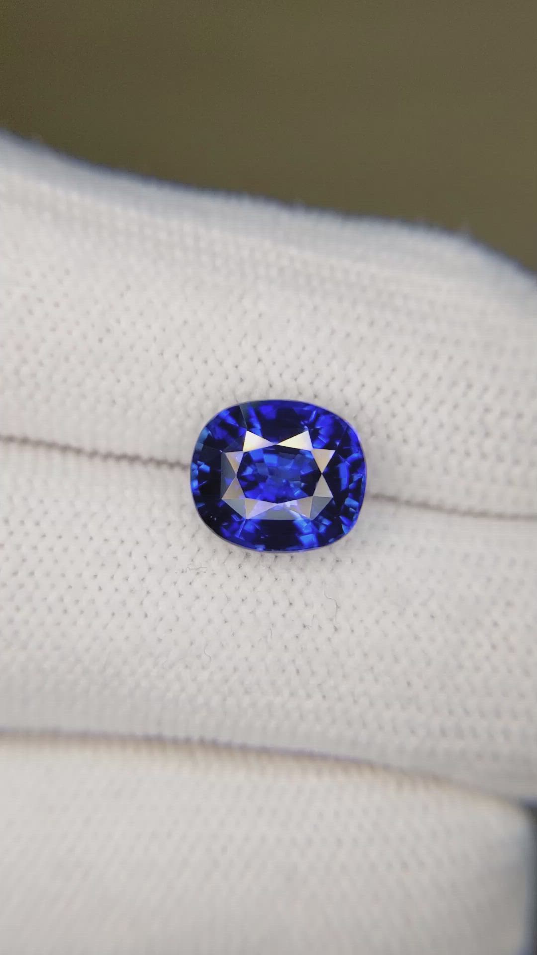 4.03 Ct. Blue Sapphire from Ceylon (Sri Lanka) Size Video