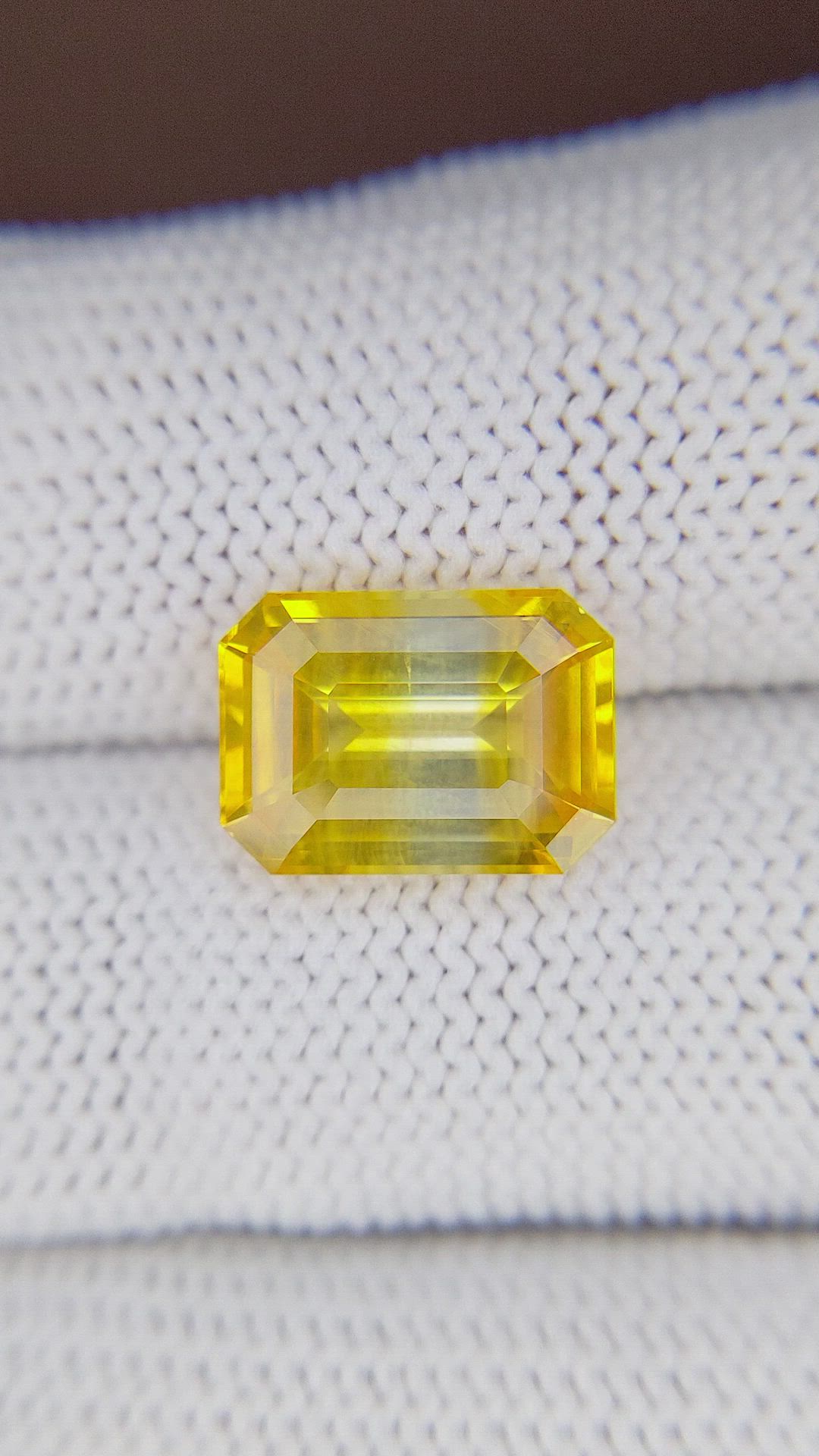 6.73 Ct. Bi Color Sapphire from Ceylon (Sri Lanka) Size Video