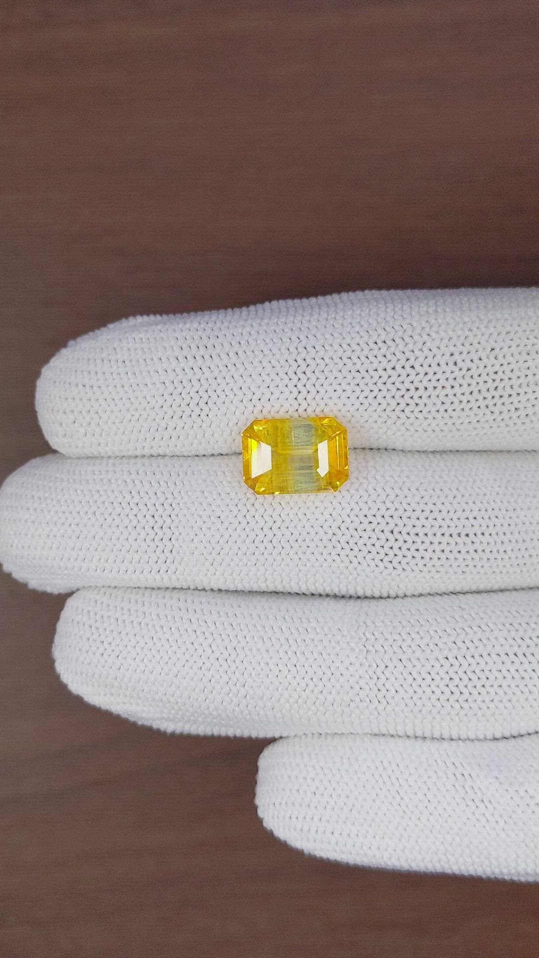 6.73 Ct. Bi Color Sapphire from Ceylon (Sri Lanka) Size Video