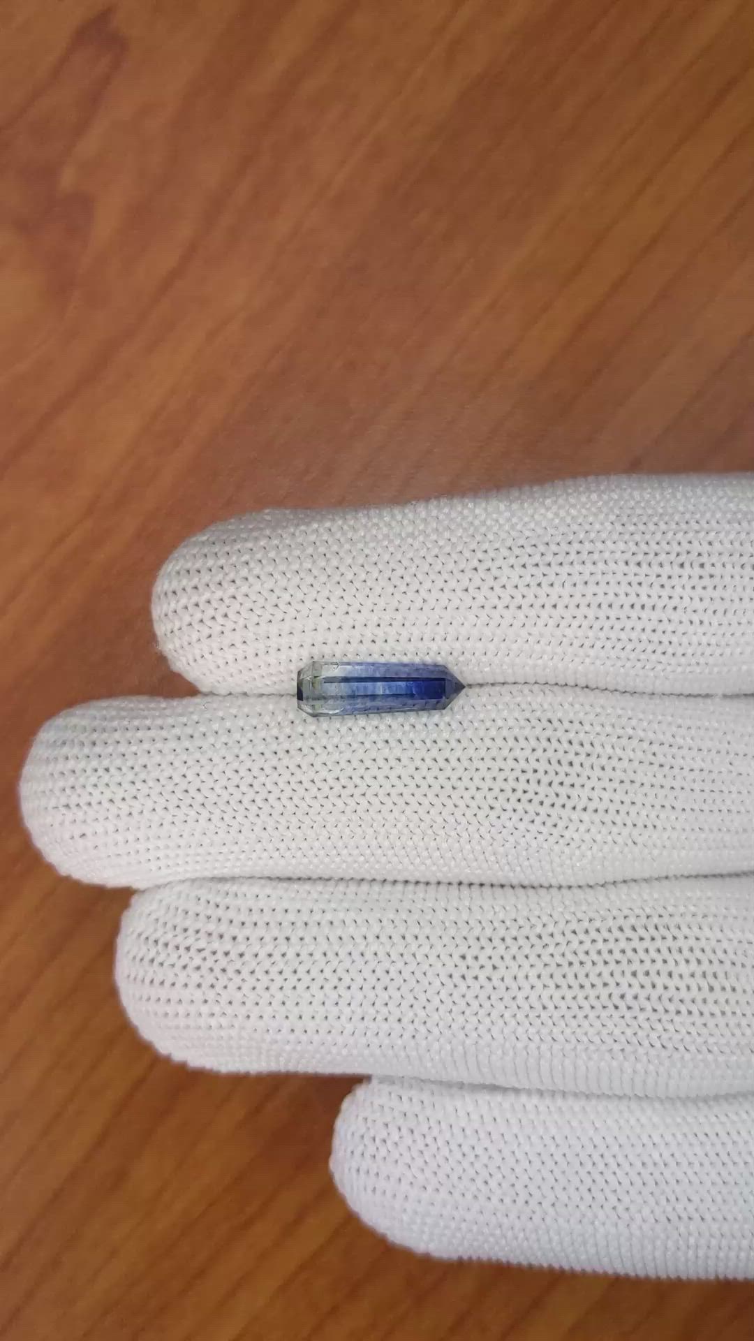 2.76 Ct. Bi Color Rough Sapphire Crystal from Ceylon (Sri Lanka) Size Video