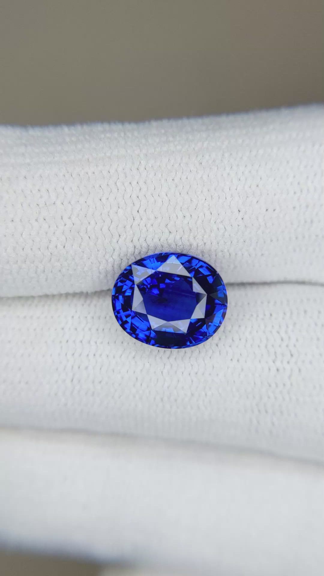 4.01 Ct. Blue Sapphire from Ceylon (Sri Lanka) Size Video