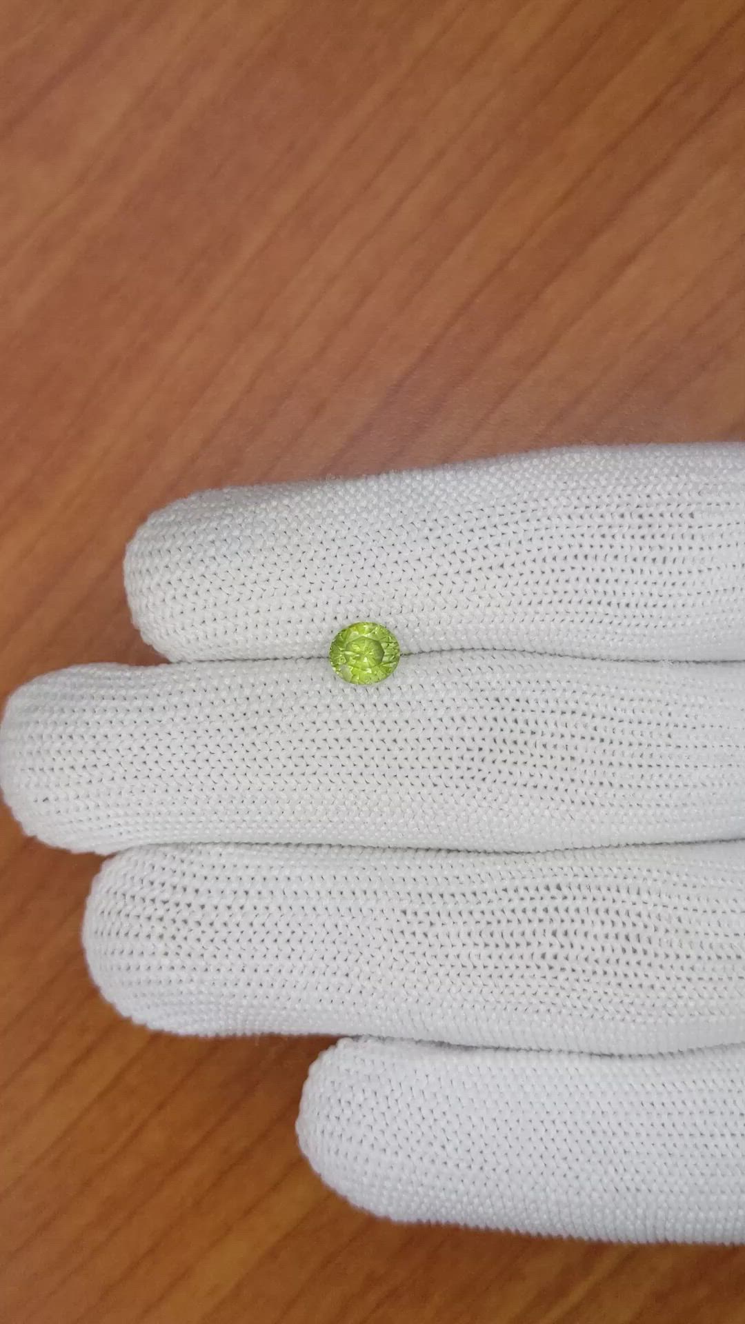 0.93 Ct. Yellowish Green Sapphire from Ceylon (Sri Lanka) Size Video