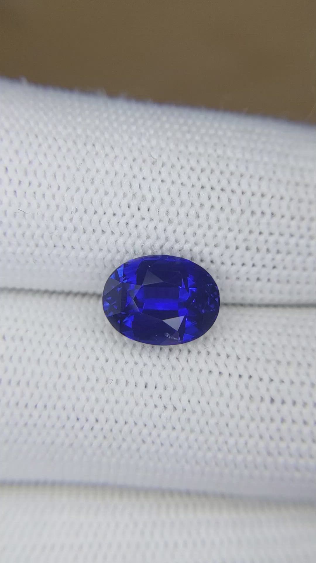 5.26 Ct. Blue Sapphire from Ceylon (Sri Lanka) Size Video