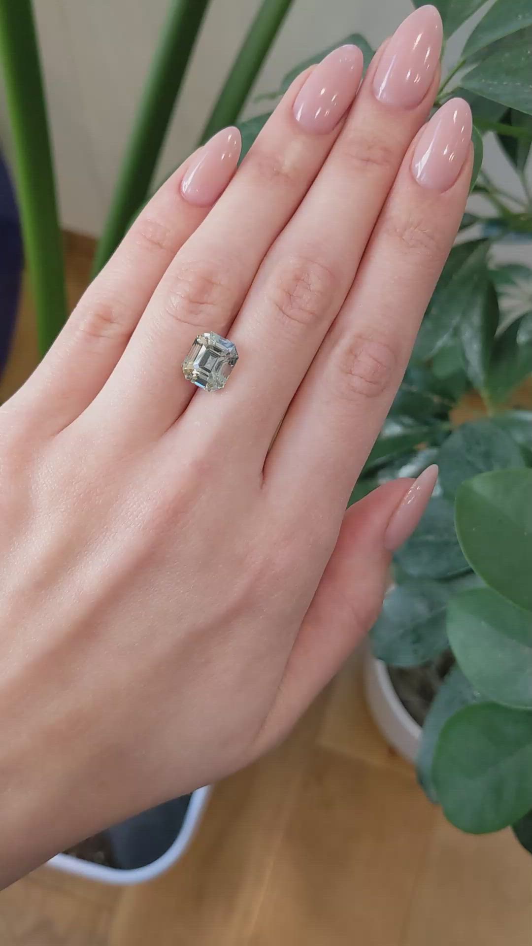 7.00 Ct. Bi Color Sapphire from Ceylon (Sri Lanka) Size Video