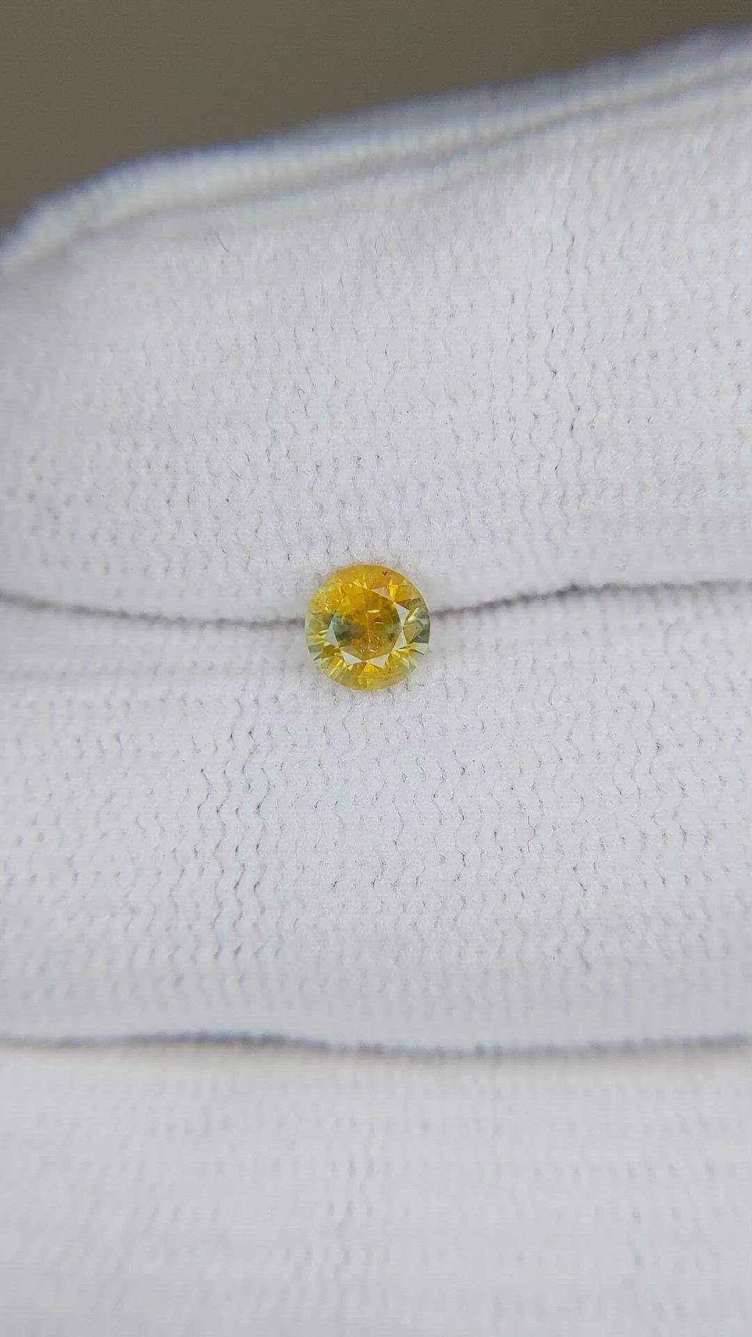 0.39 Ct. Bi Color Sapphire from Montana Size Video