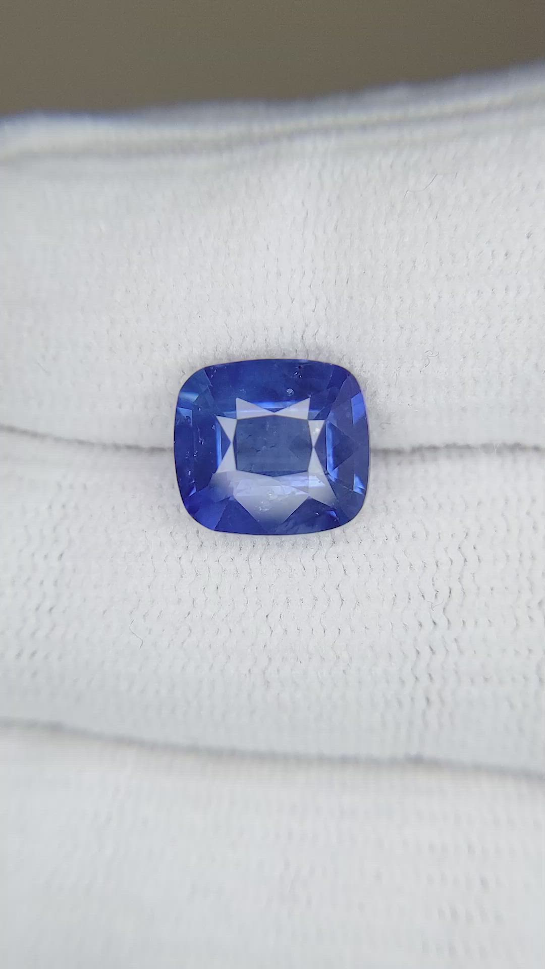 4.23 Ct. Blue Sapphire from Ceylon (Sri Lanka) Size Video