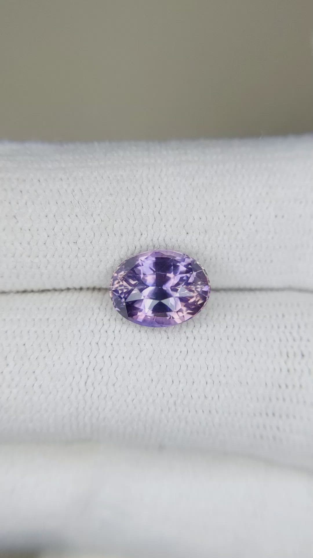 3.10 Ct. Bi Color Sapphire from Ceylon (Sri Lanka) Size Video