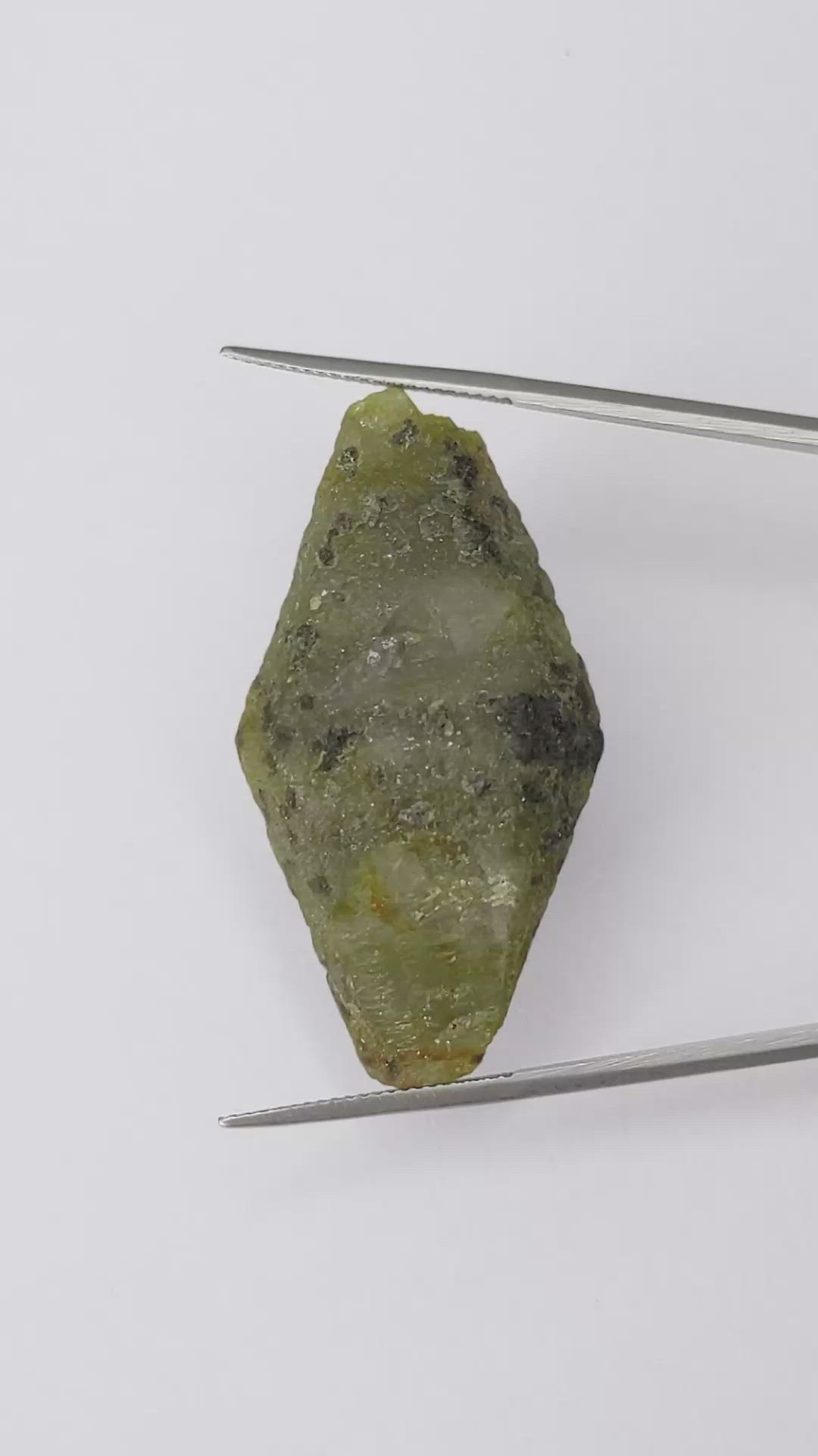 105.03 Ct. Grey Sapphire Crystal from Ceylon (Sri Lanka) Size Video