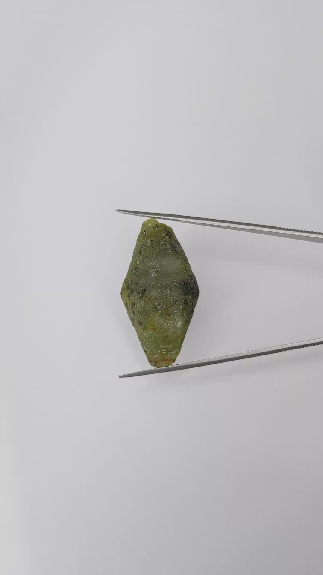 105.03 Ct. Grey Sapphire Crystal from Ceylon (Sri Lanka) Size Video