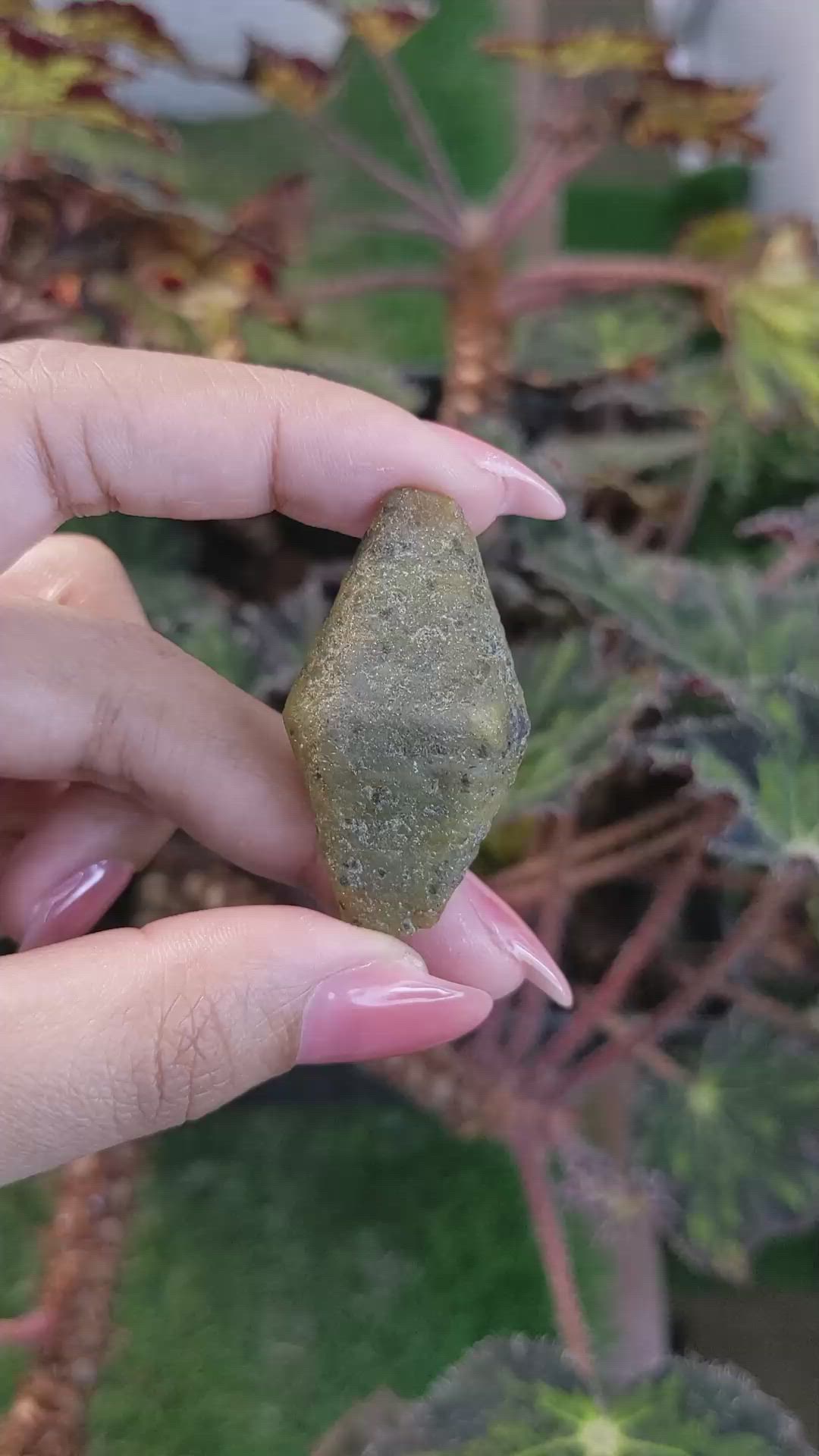 105.03 Ct. Grey Sapphire Crystal from Ceylon (Sri Lanka) Size Video