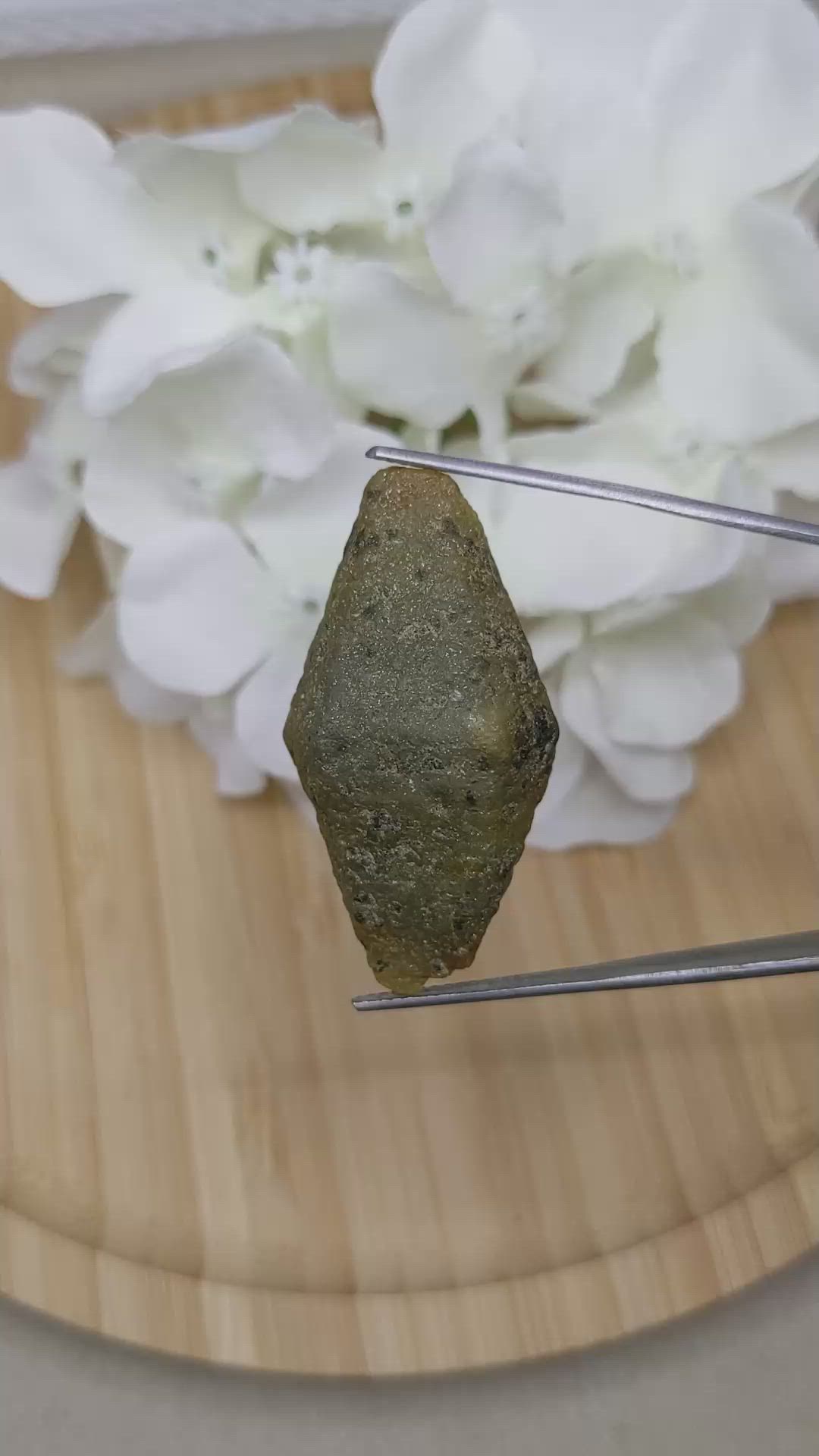 105.03 Ct. Grey Sapphire Crystal from Ceylon (Sri Lanka) Size Video