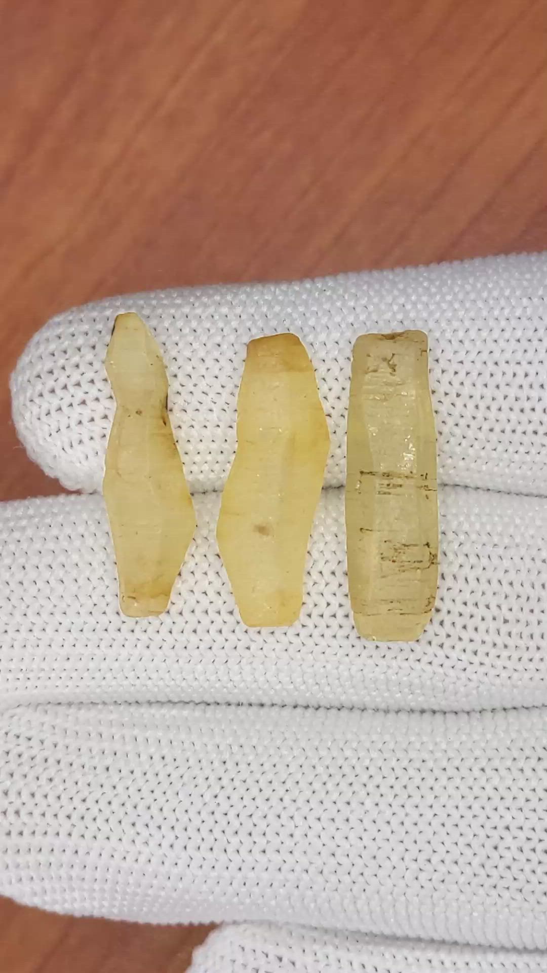 25.33 Ct. Yellow Sapphire Crystal from Ceylon (Sri Lanka) Size Video