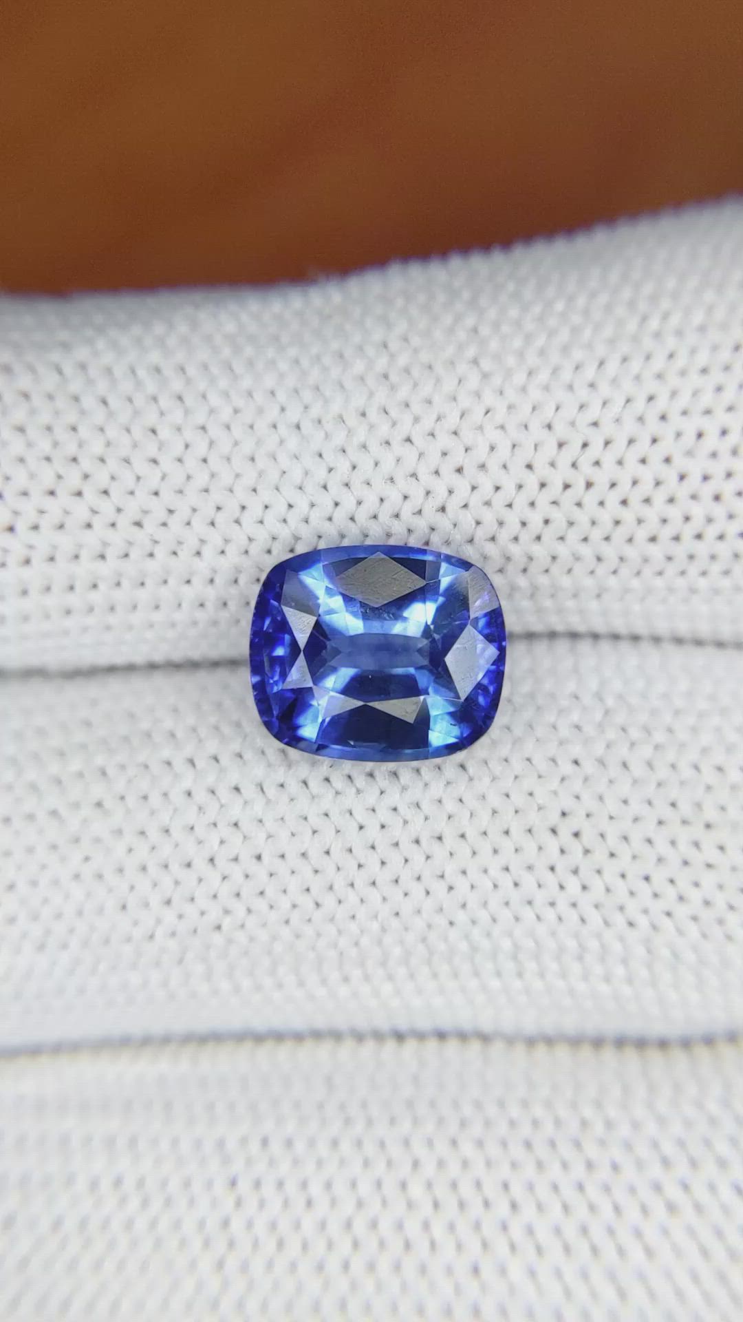 4.68 Ct. Blue Sapphire from Ceylon (Sri Lanka) Size Video