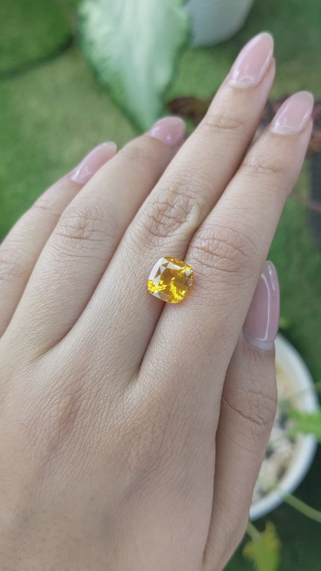 3.89 Ct. Yellowish Orange Sapphire from Ceylon (Sri Lanka) Size Video