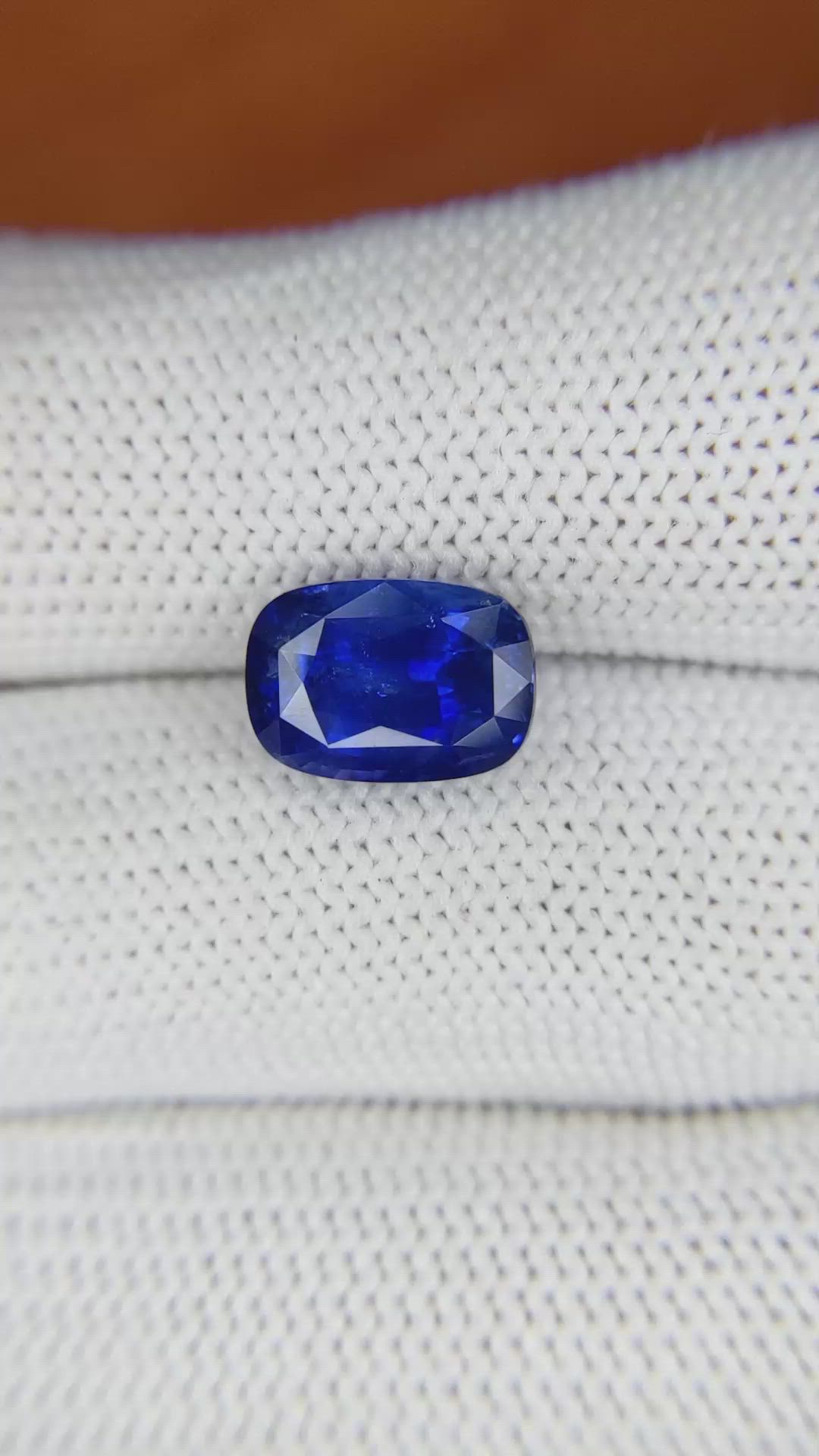 4.00 Ct. Blue Sapphire from Ceylon (Sri Lanka) Size Video