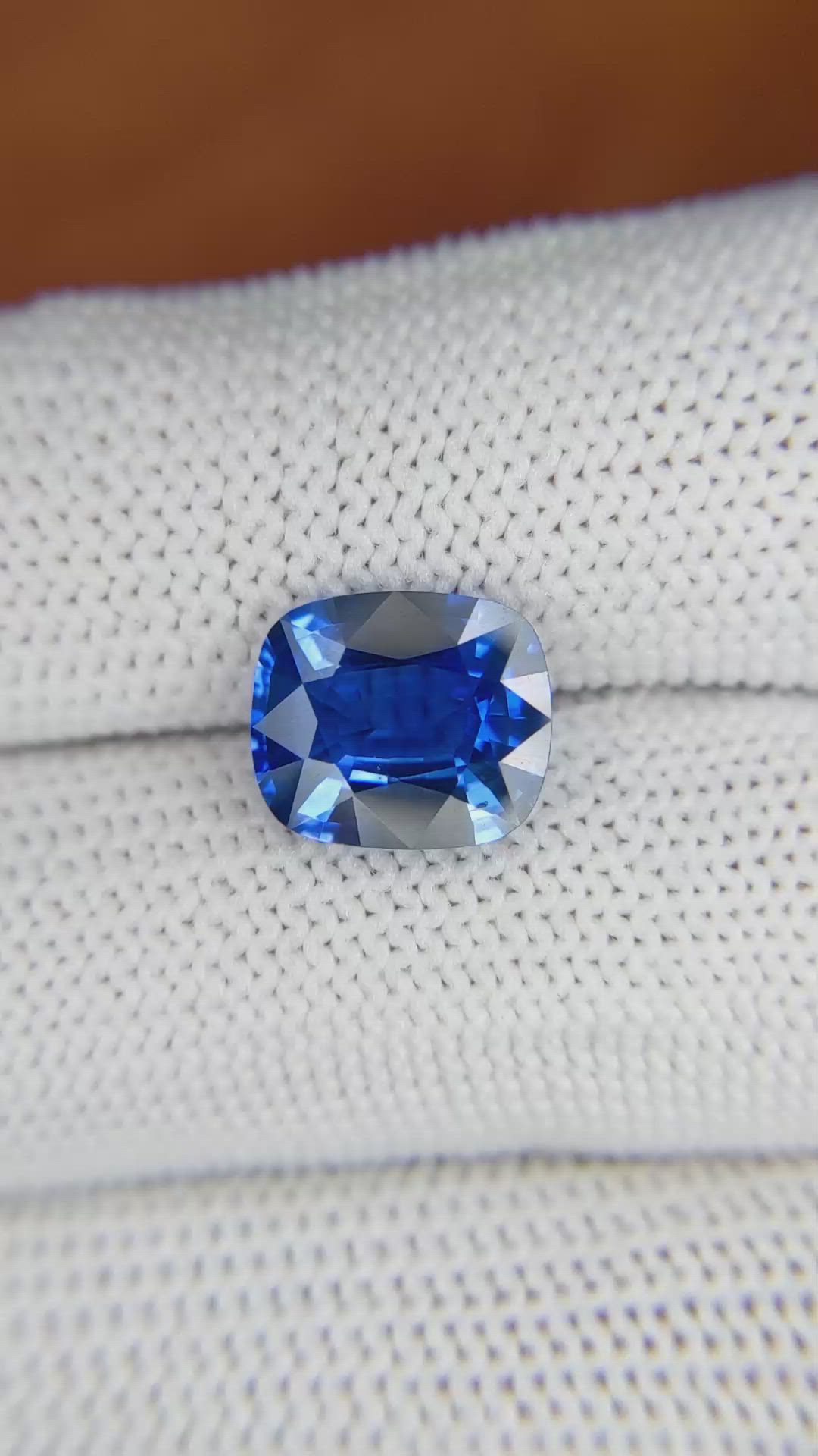 4.24 Ct. Blue Sapphire from Ceylon (Sri Lanka) Size Video