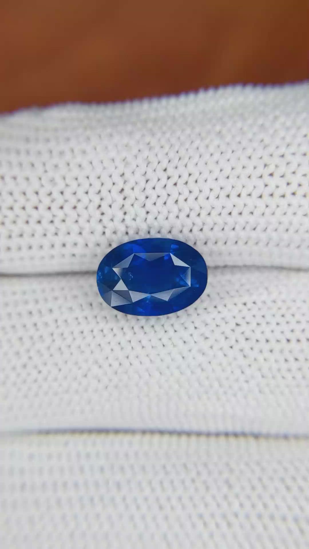 4.10 Ct. Blue Sapphire from Ceylon (Sri Lanka) Size Video