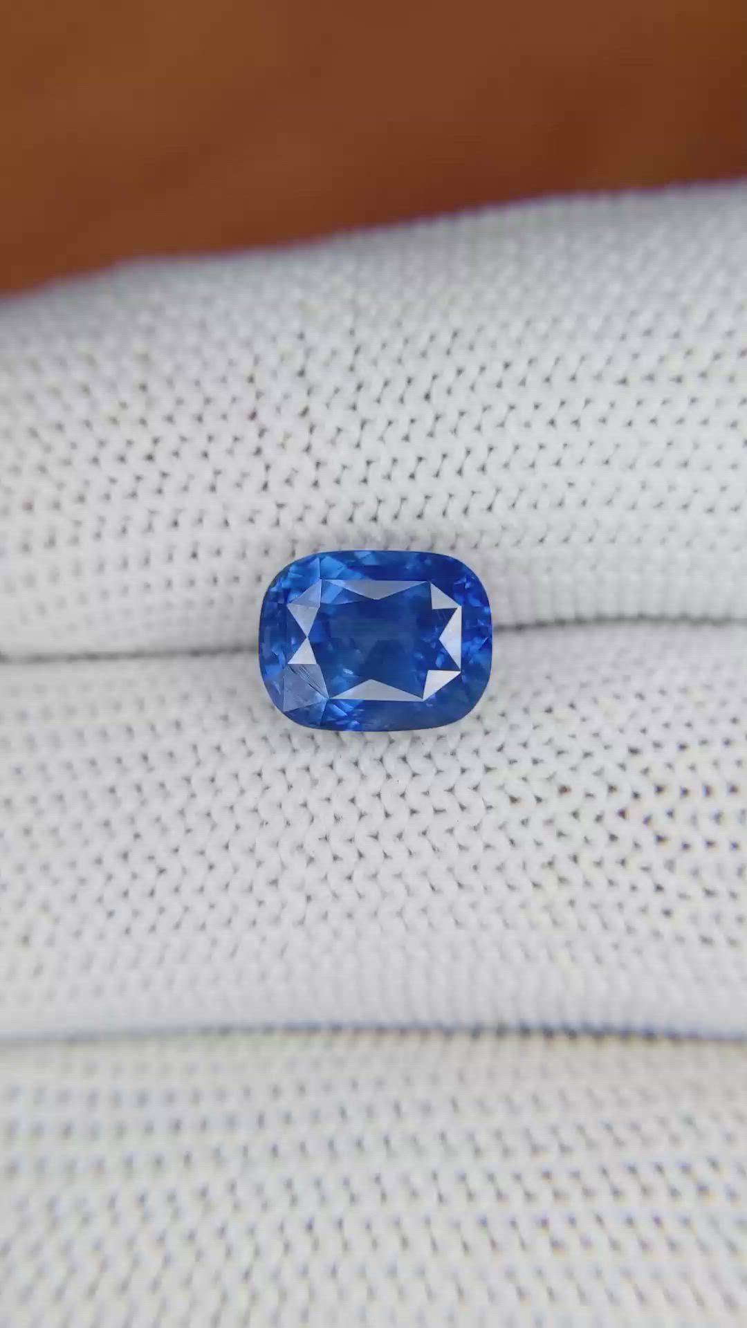 4.05 Ct. Blue Sapphire from Ceylon (Sri Lanka) Size Video