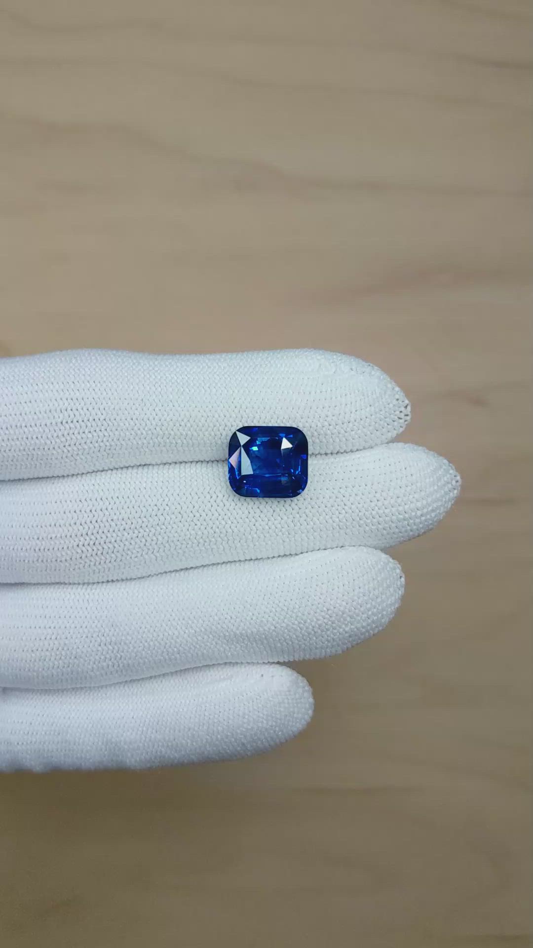 7.02 Ct. Blue Sapphire from Ceylon (Sri Lanka) Size Video