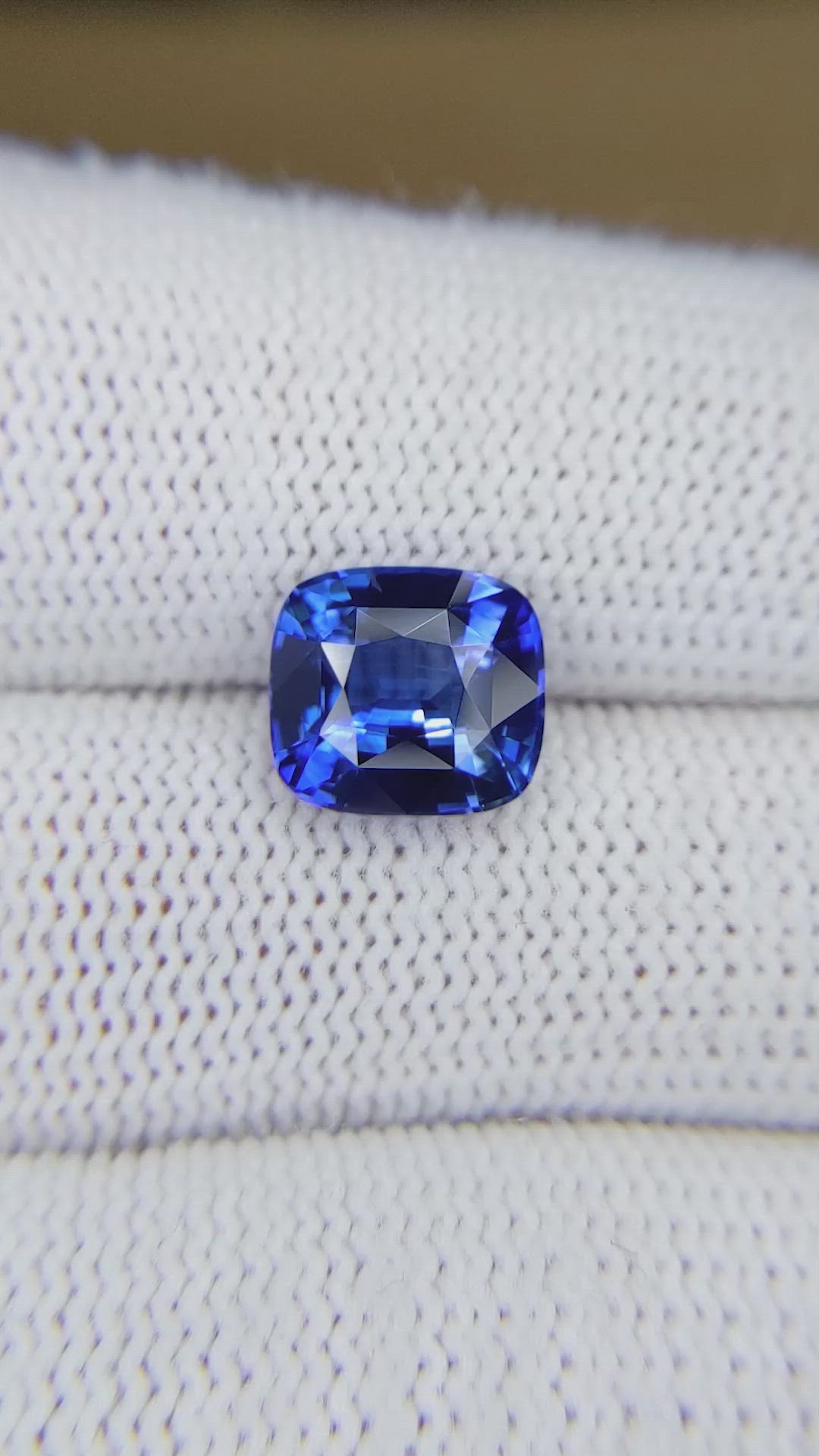 4.29 Ct. Blue Sapphire from Ceylon (Sri Lanka) Size Video
