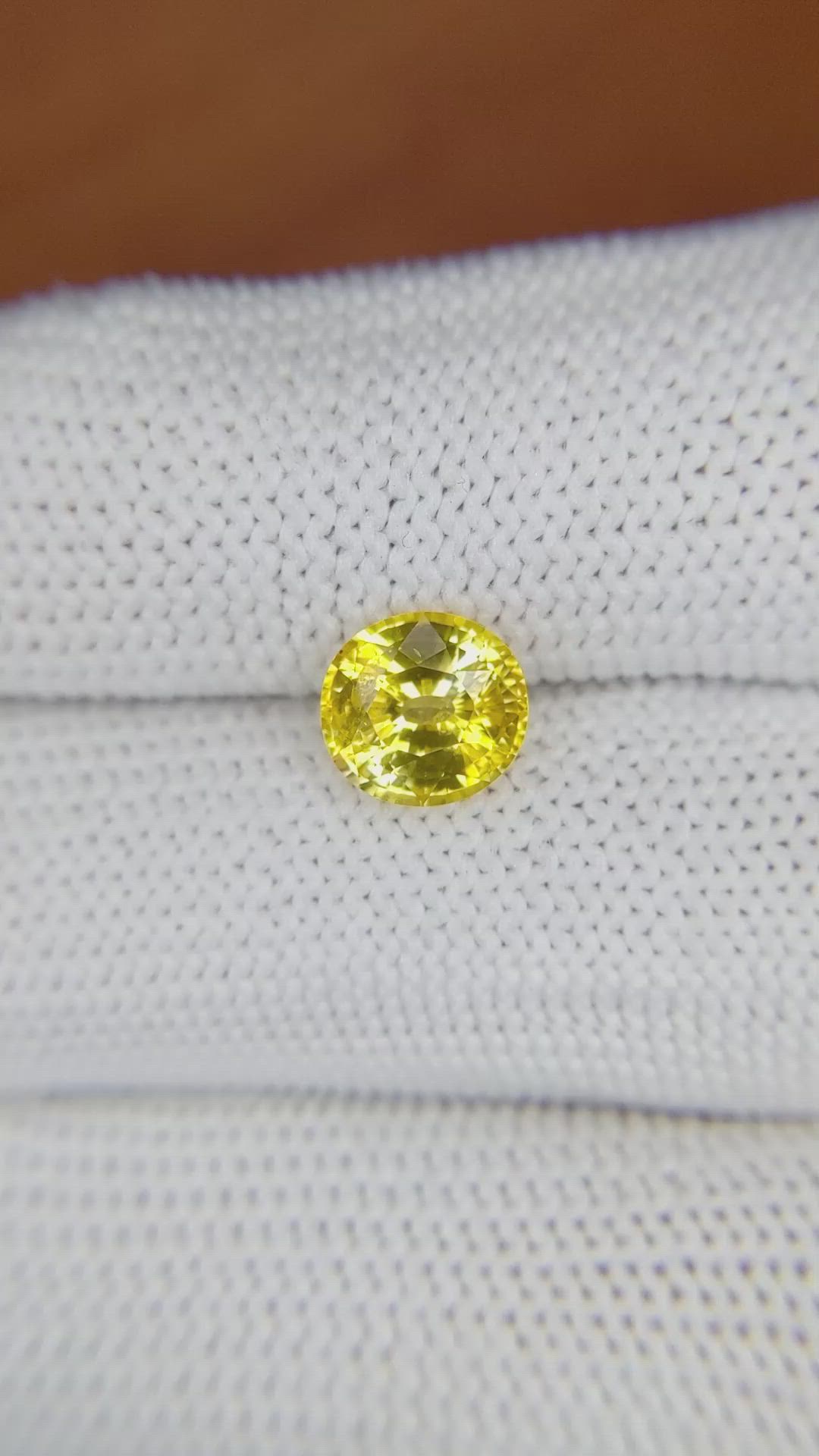2.10 Ct. Yellow Sapphire from Ceylon (Sri Lanka) Size Video