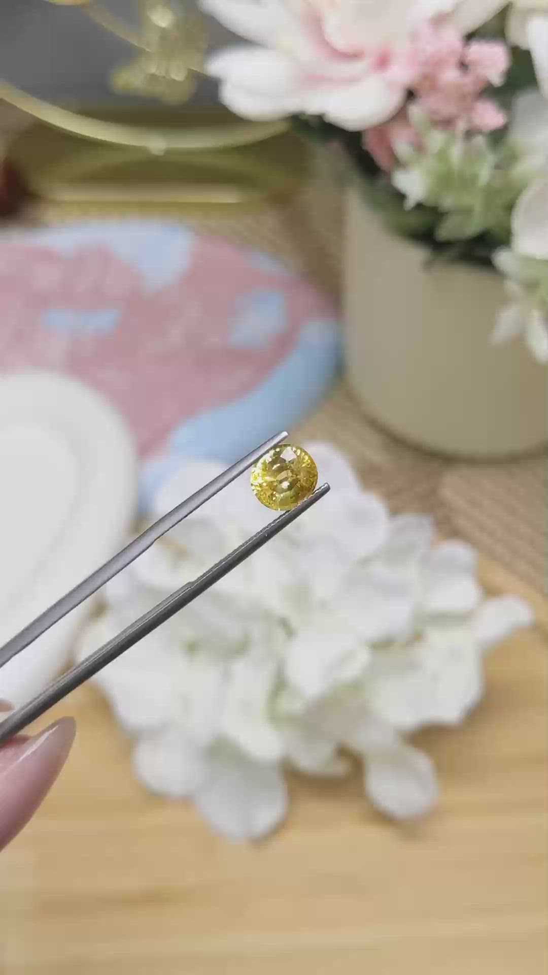 2.10 Ct. Yellow Sapphire from Ceylon (Sri Lanka) Size Video