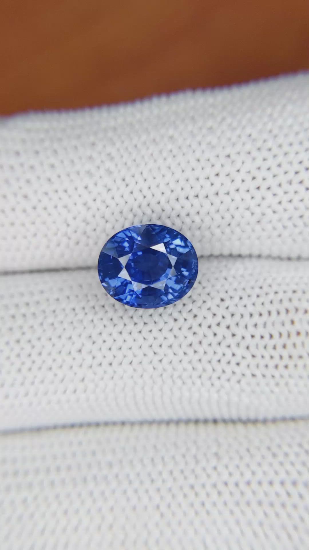 5.64 Ct. Blue Sapphire from Ceylon (Sri Lanka) Size Video