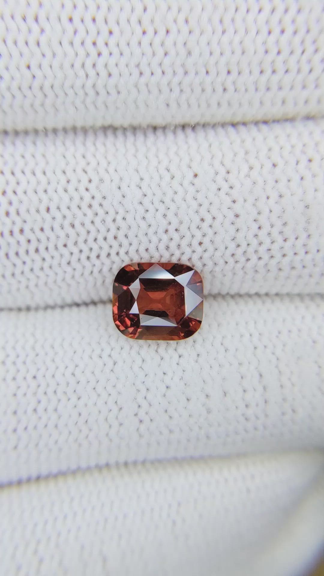 2.51 Ct. Padparadscha Sapphire from Ceylon (Sri Lanka) Size Video