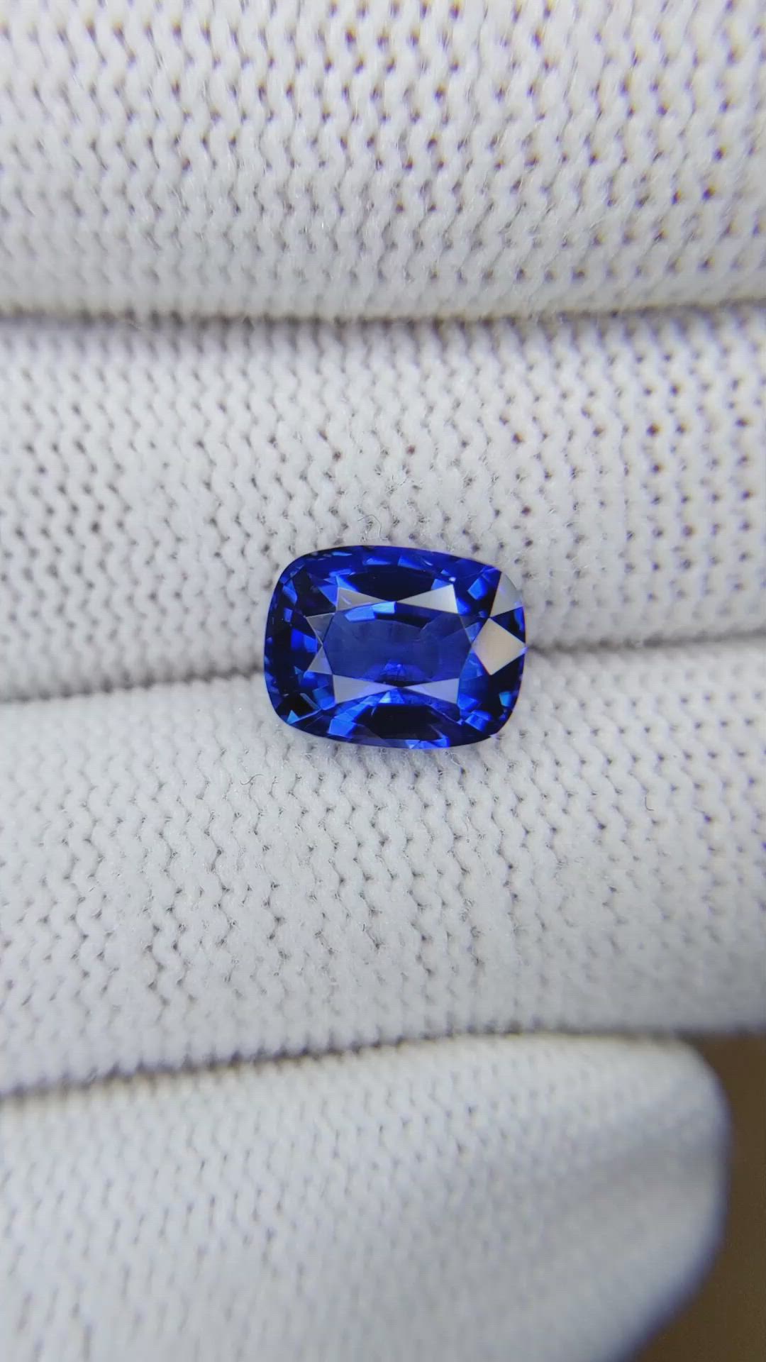 3.74 Ct. Blue Sapphire from Ceylon (Sri Lanka) Size Video