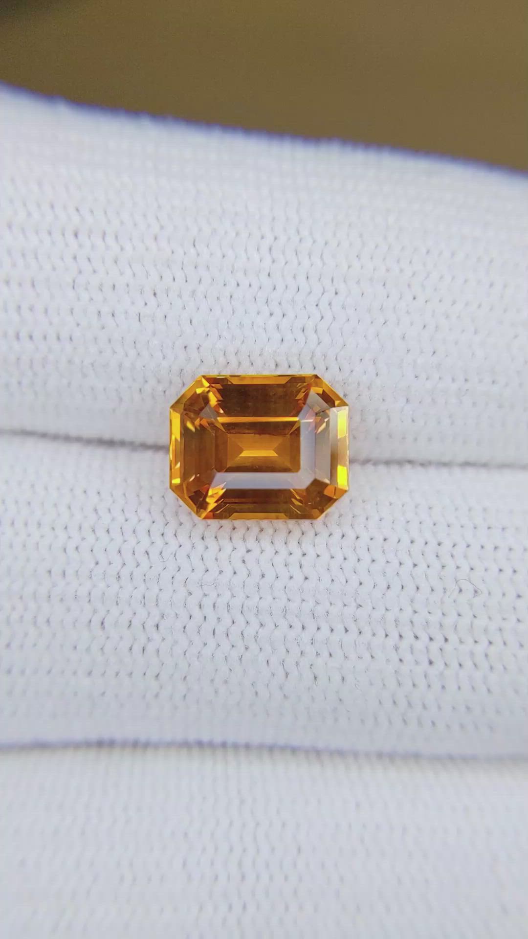 4.50 Ct. Yellowish Orange Sapphire from Ceylon (Sri Lanka) Size Video